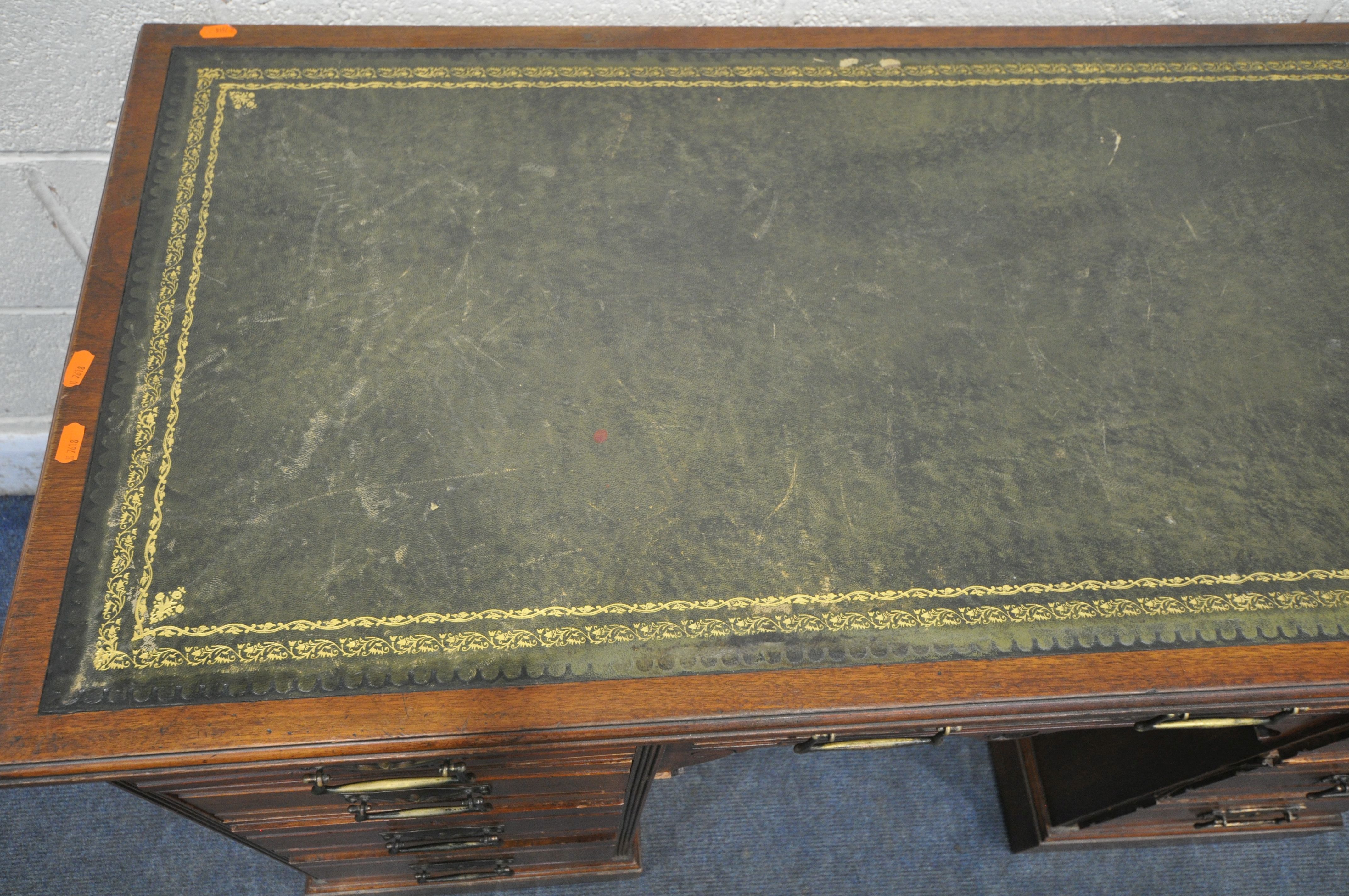 AN EDWARDIAN WALNUT KNEE HOLE DESK, with a green gilt tooled leather inlay writing surface, and an - Bild 3 aus 4