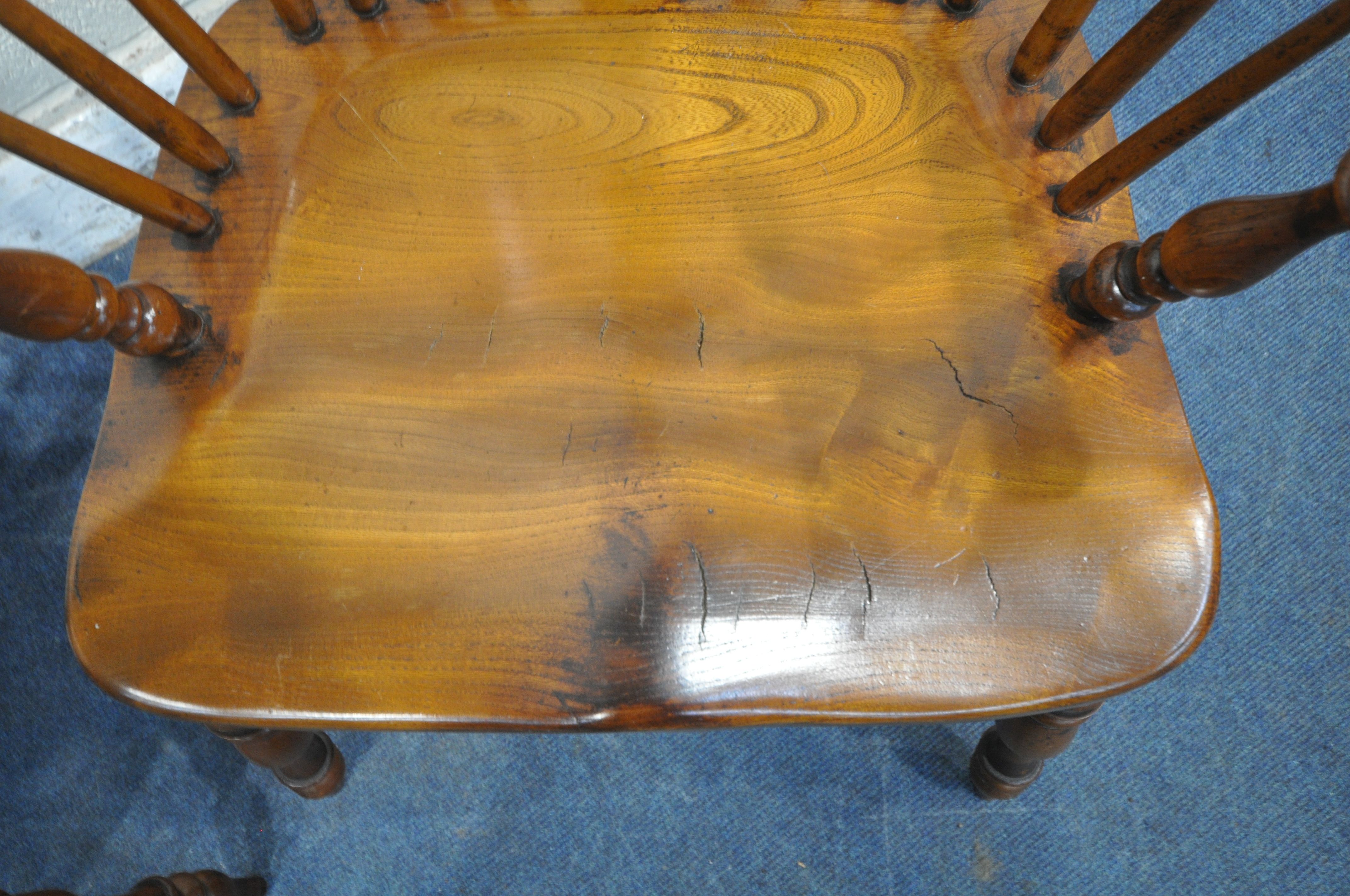 A PAIR OF GOOD QUALITY REPRODUCTION ELM SPLAT BACK WINDSOR ARMCHAIRS, with spindle supports, - Bild 4 aus 5