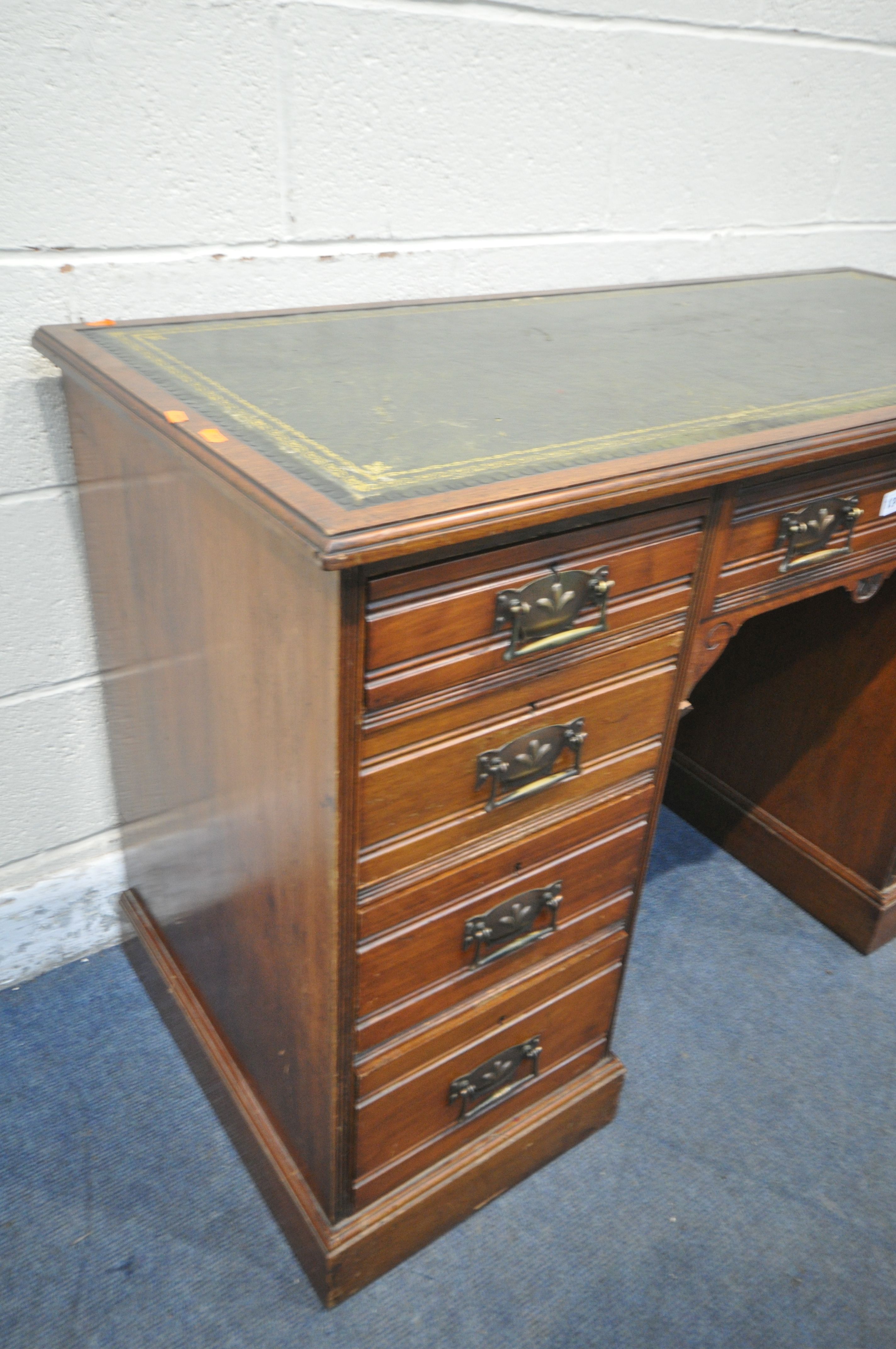 AN EDWARDIAN WALNUT KNEE HOLE DESK, with a green gilt tooled leather inlay writing surface, and an - Bild 2 aus 4