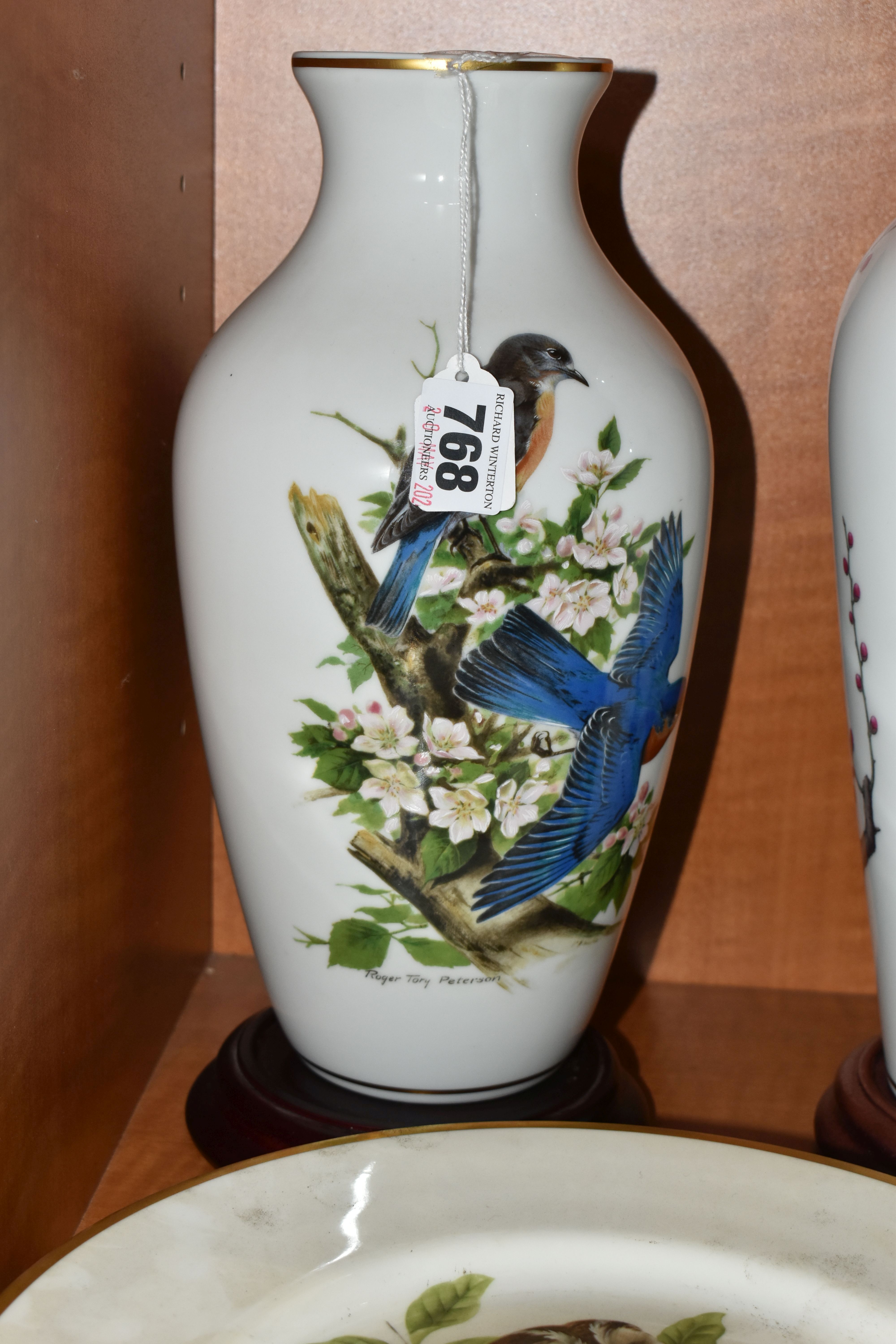 A PAIR OF FRANKLIN PORCELAIN VASES AND FOURTEEN COALPORT LIMITED EDITION BIRD THEMED COLLECTORS - Image 8 of 10