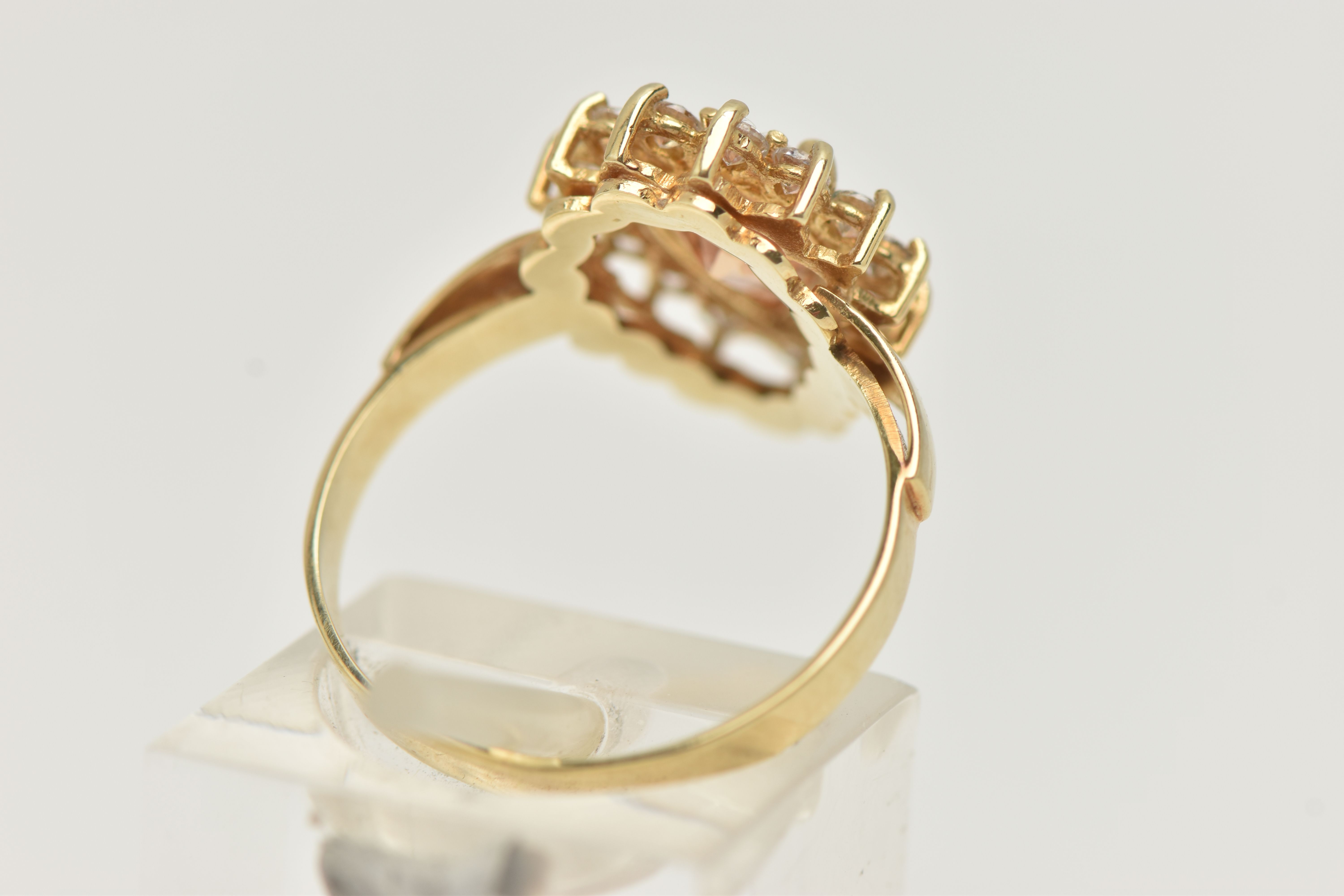 A DRESS RING, designed as a central pear shape peach cubic zirconia within a colourless circular - Bild 3 aus 4