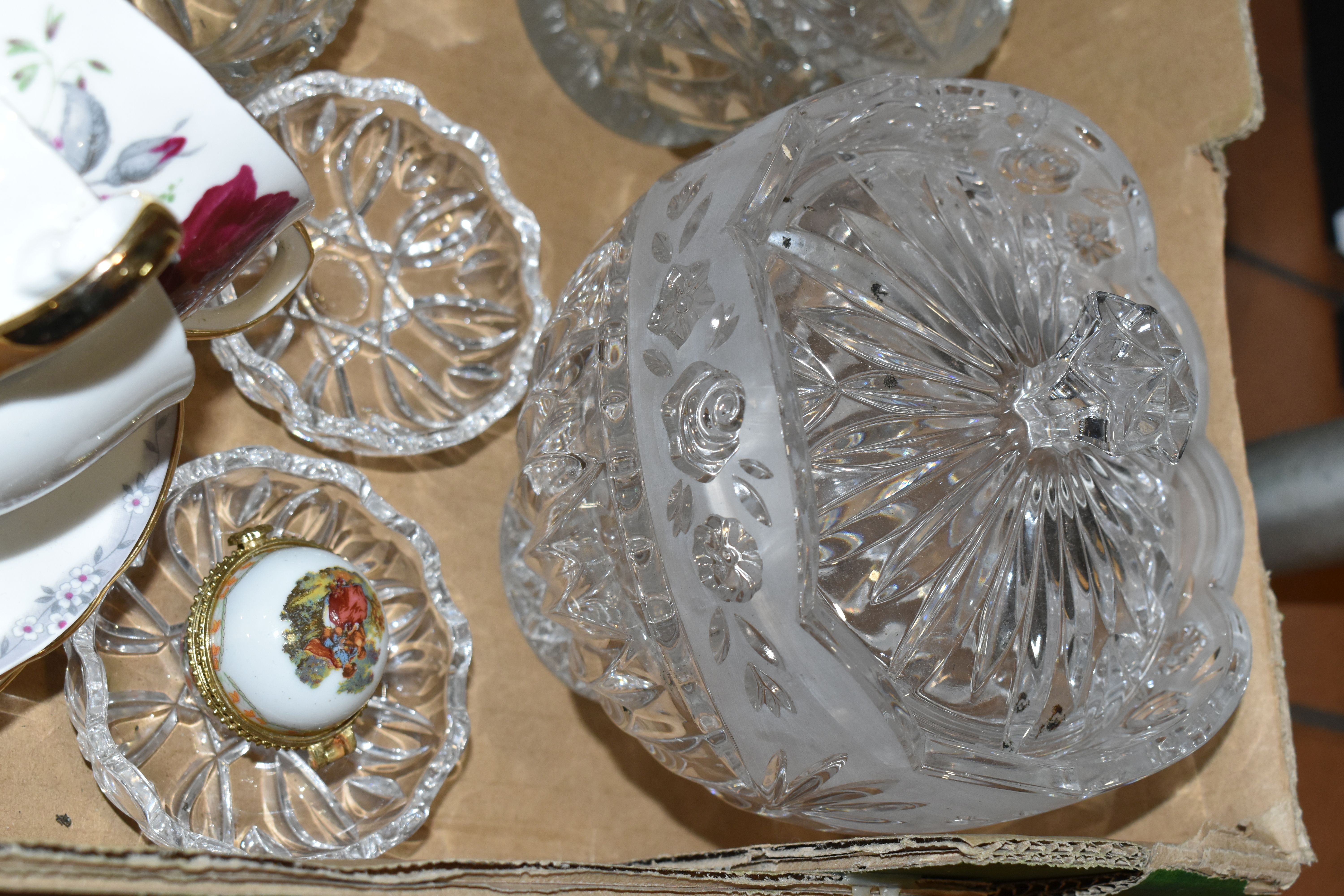 A BOX OF CERAMICS AND GLASS WARE, to include a twenty piece Royal Stafford 'Roses to Remember' tea - Image 5 of 5