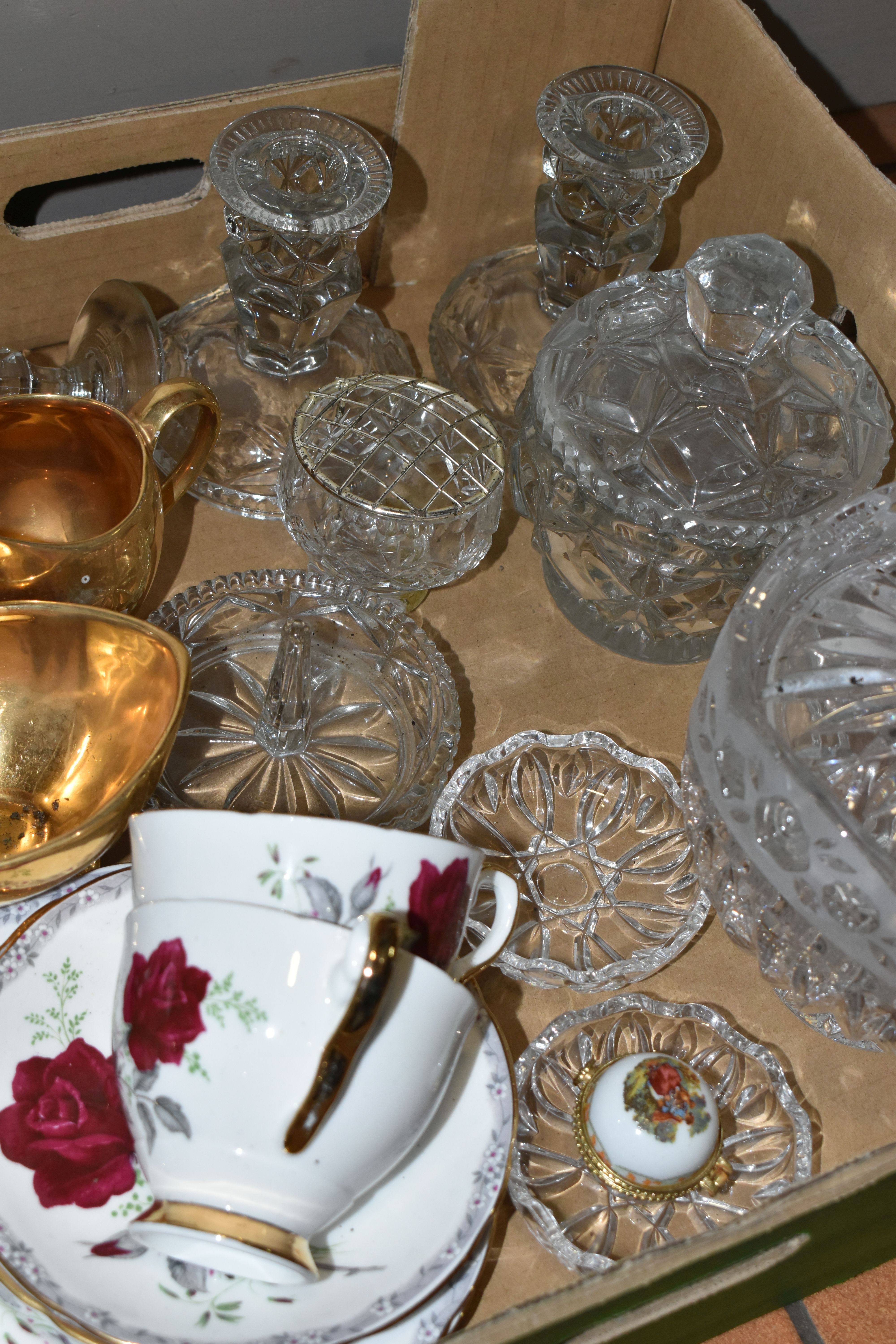 A BOX OF CERAMICS AND GLASS WARE, to include a twenty piece Royal Stafford 'Roses to Remember' tea - Image 4 of 5