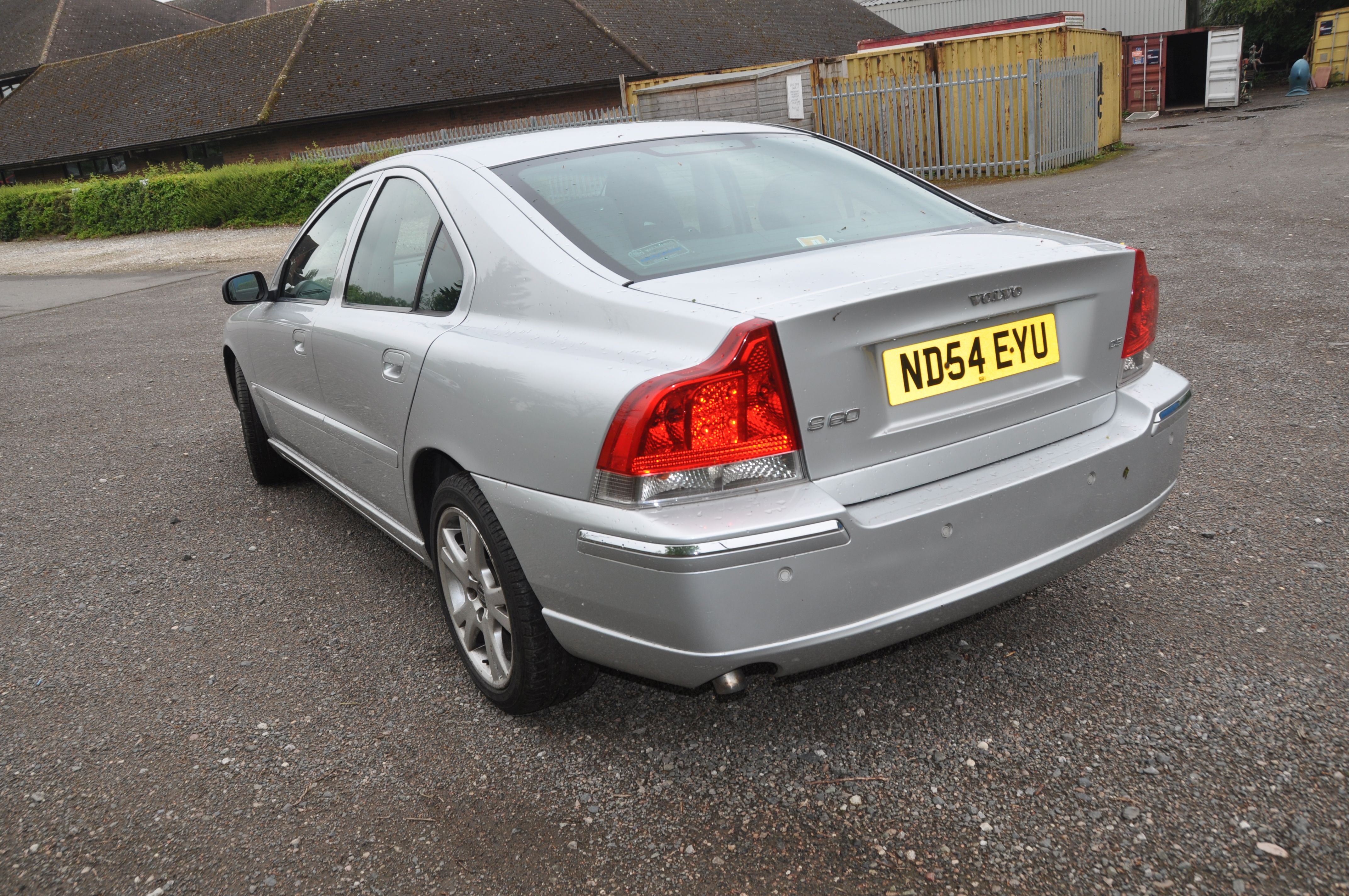 A 2004 VOLVO S60 D5 SE FOUR DOOR SALOON CAR IN SILVER, with a 2401cc diesel engine, 5 speed manual - Image 3 of 16