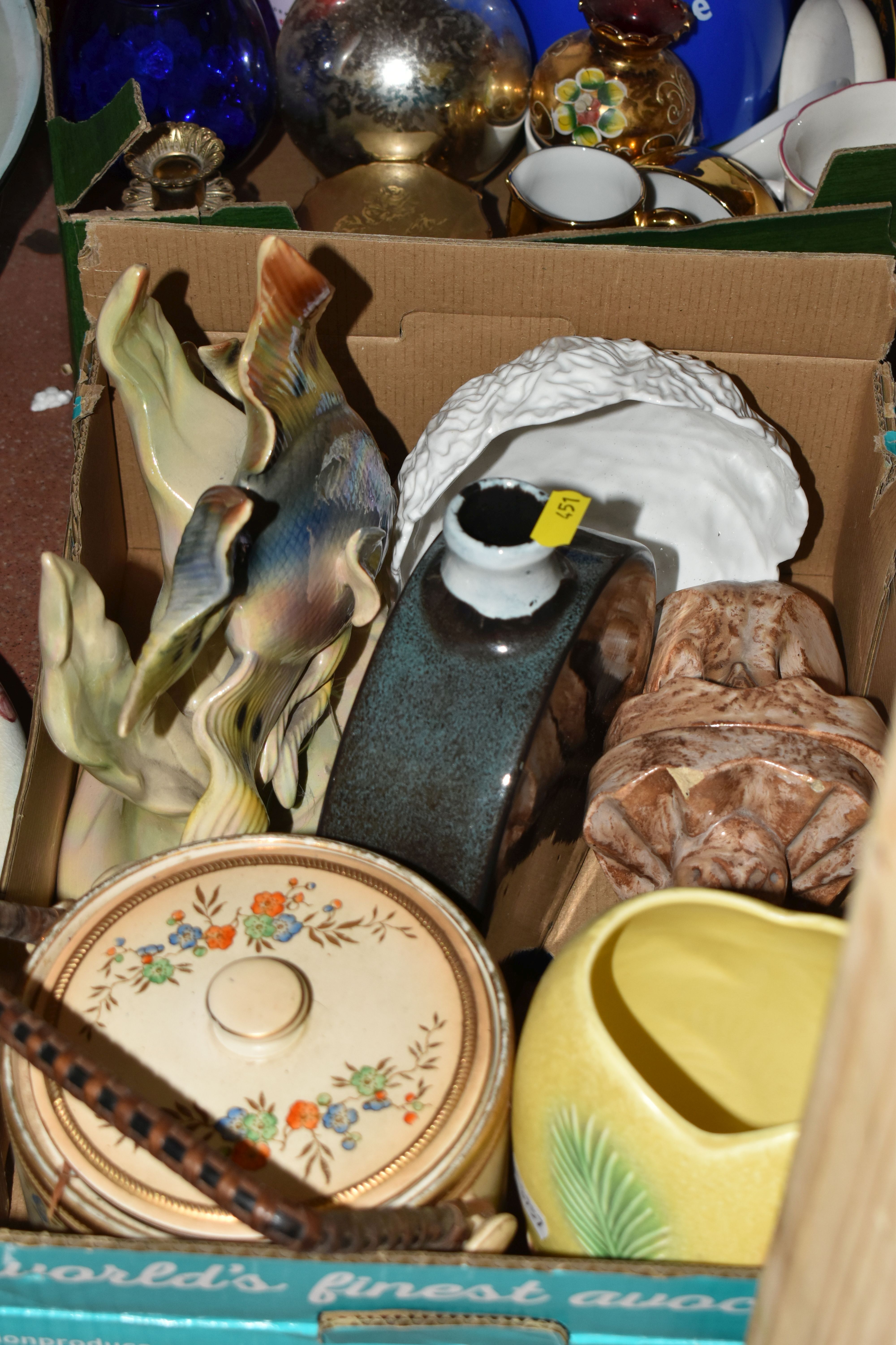 FOUR BOXES AND A QUANTITY OF LOOSE CERAMICS to include a 'Spode' tea caddy, large ceramic bowls, a - Image 5 of 7