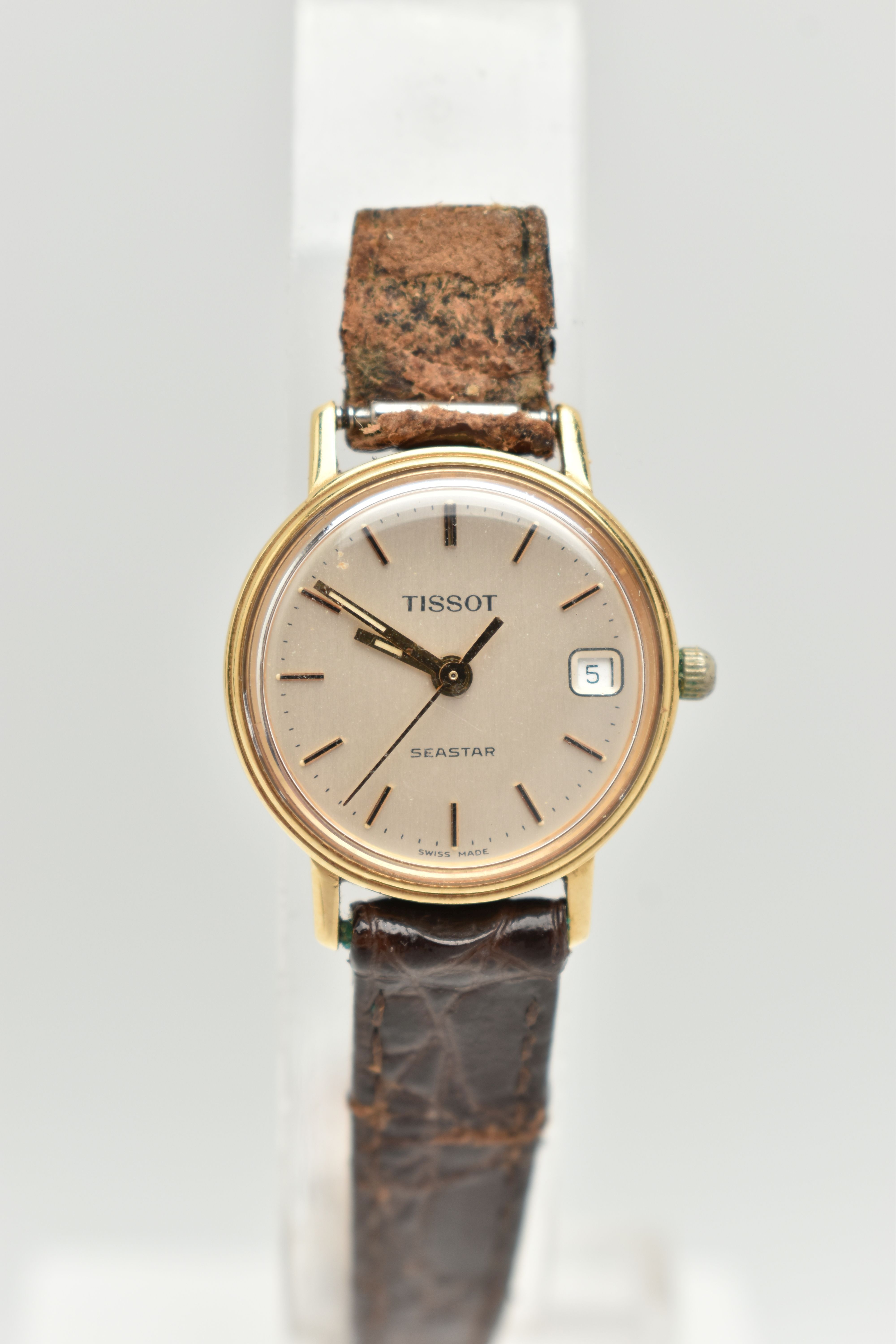 A LADIES 'TISSOT' WRISTWATCH, round gold tone dial signed 'Tissot Seastar', baton markers, date