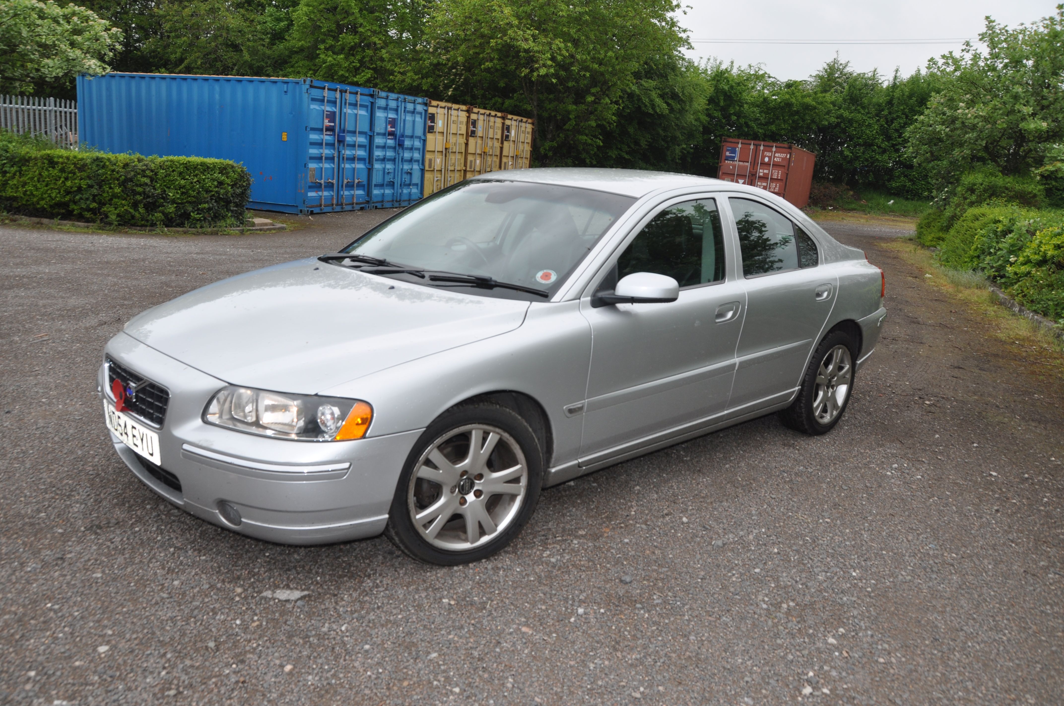 A 2004 VOLVO S60 D5 SE FOUR DOOR SALOON CAR IN SILVER, with a 2401cc diesel engine, 5 speed manual - Image 2 of 16