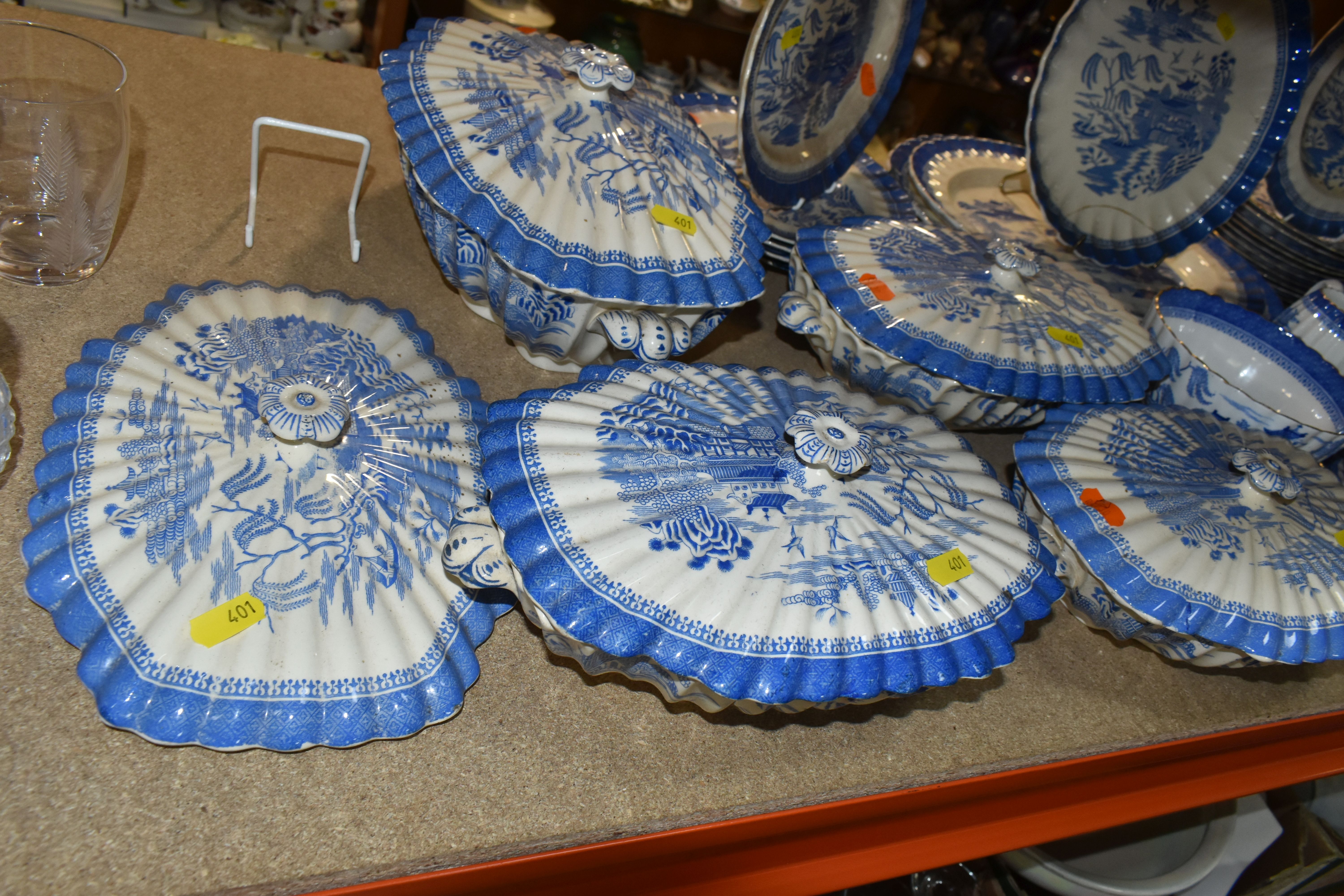 A VARIETY OF SPODE COPELAND 'MANDARIN BLUE WILLOW, DINNERWARE, including six tea cups and six - Image 3 of 10