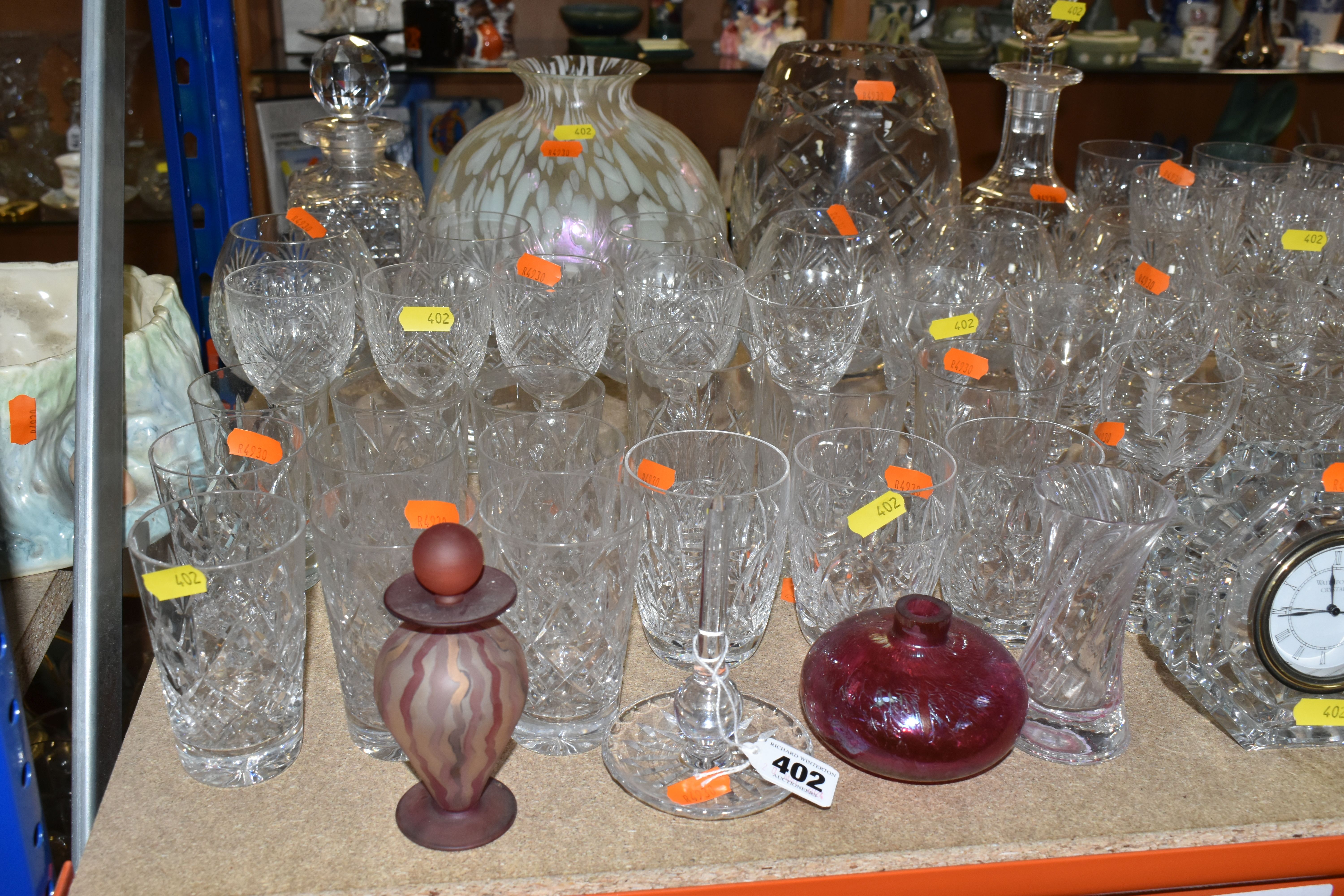 A LARGE SELECTION OF GLASSWARE INCLUDING A WATERFORD CRYSTAL CLOCK, TOGETHER WITH A VARIETY OF - Bild 3 aus 11