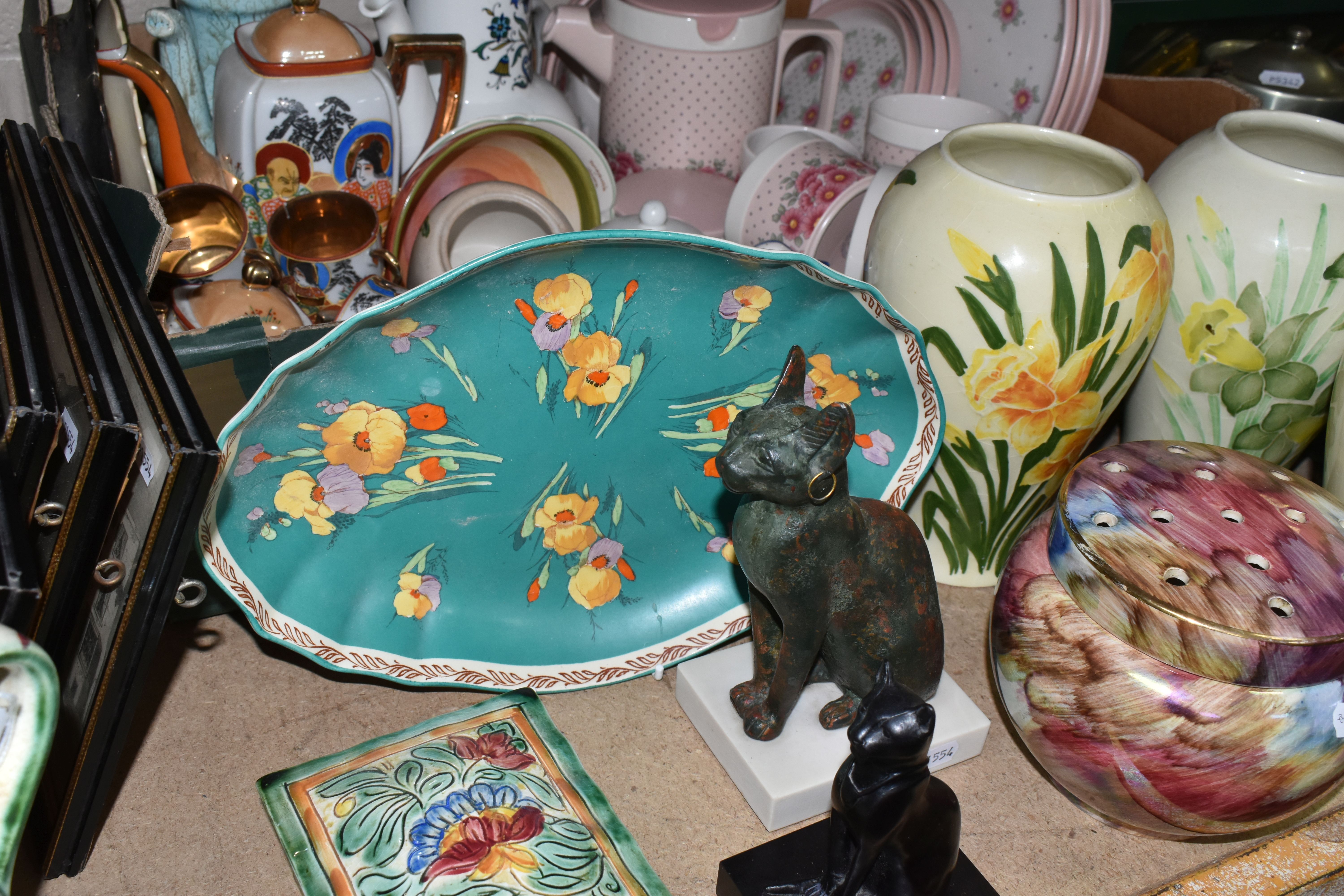 A BOX AND LOOSE CERAMICS AND SUNDRY ITEMS, to include an Italian table lamp, a Beswick jug and - Image 8 of 10