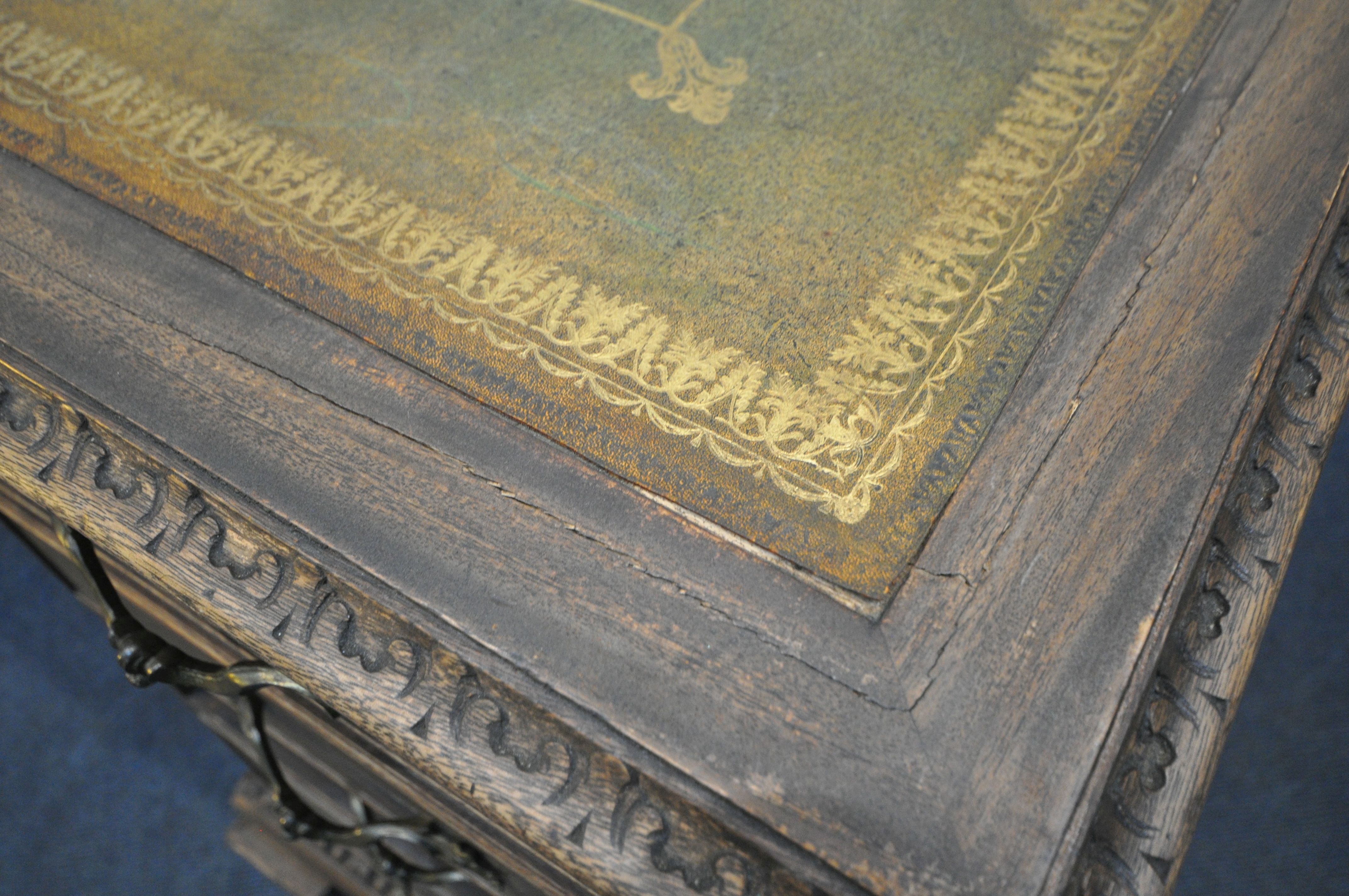 A REPRODUCTION GEORGIAN STYLE MAHOGANY PARTNERS DESK, with a green and tooled gilt leather writing - Bild 11 aus 12