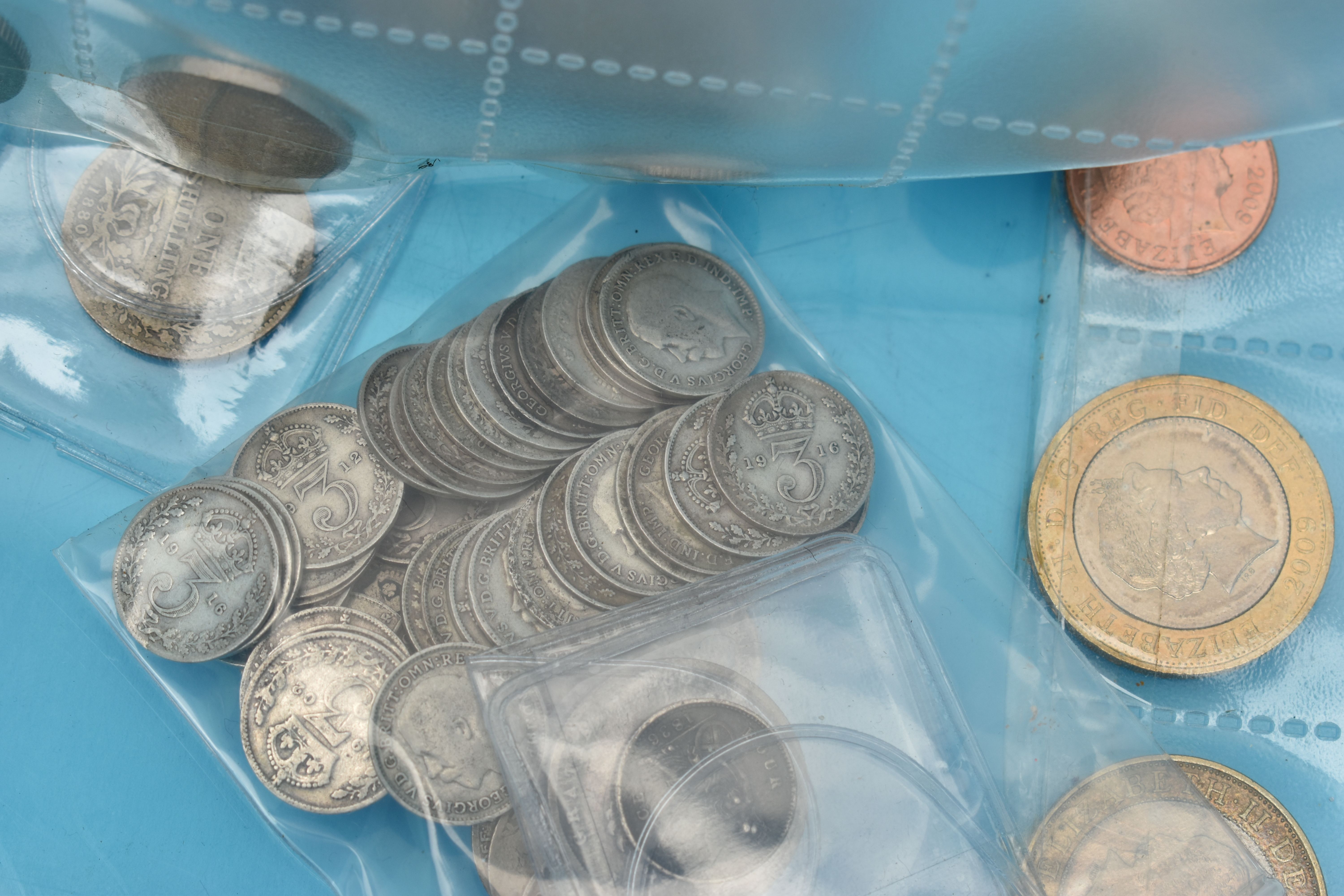A PLASTIC STORAGE TUB CONTAINING COINS AND BANKNOTES, to include an album of 'The History Of World - Image 4 of 12