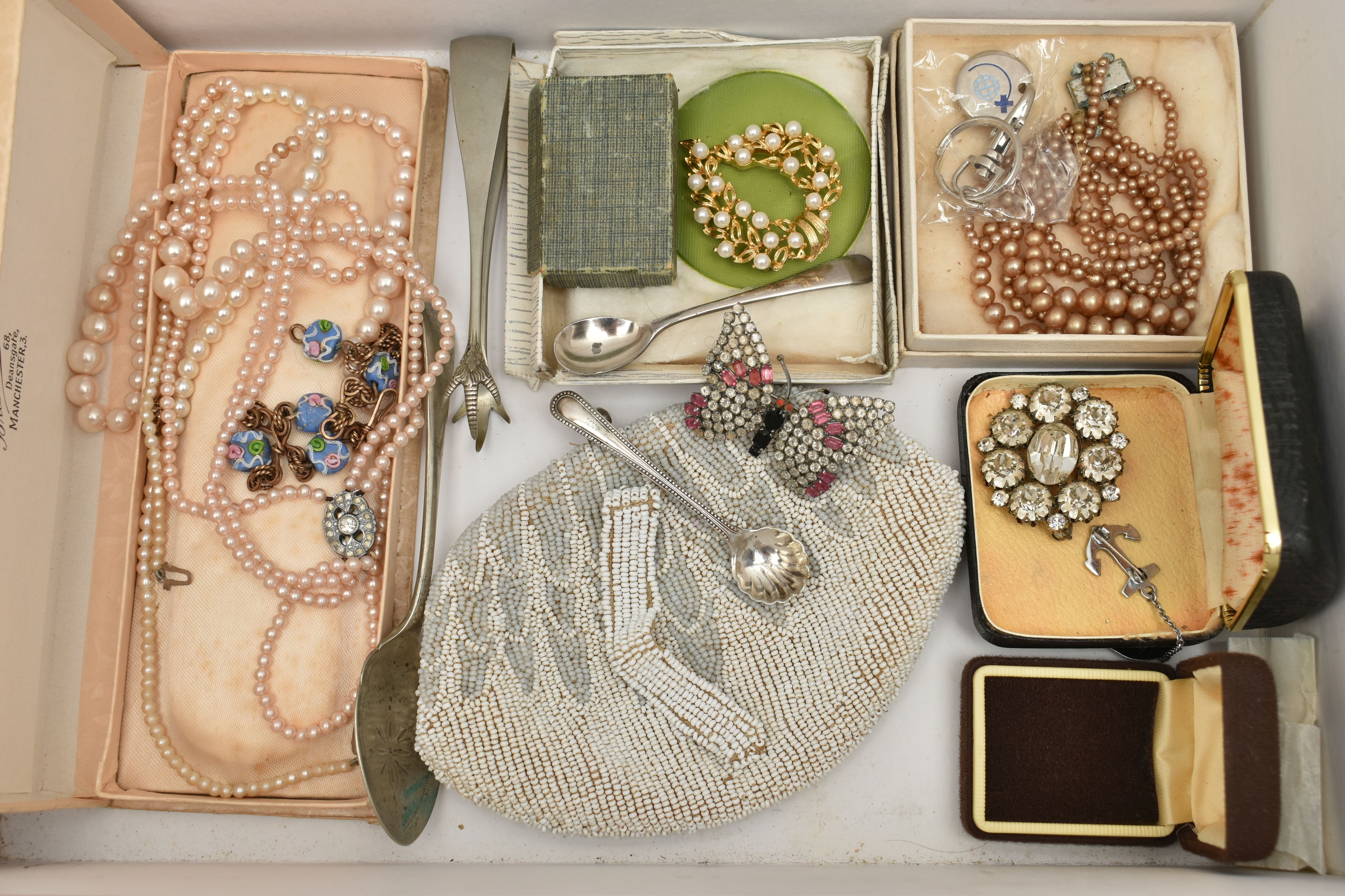 A BOX OF ASSORTED ITEMS, to include imitation pearl necklaces, beaded costume necklaces, a white - Image 7 of 9