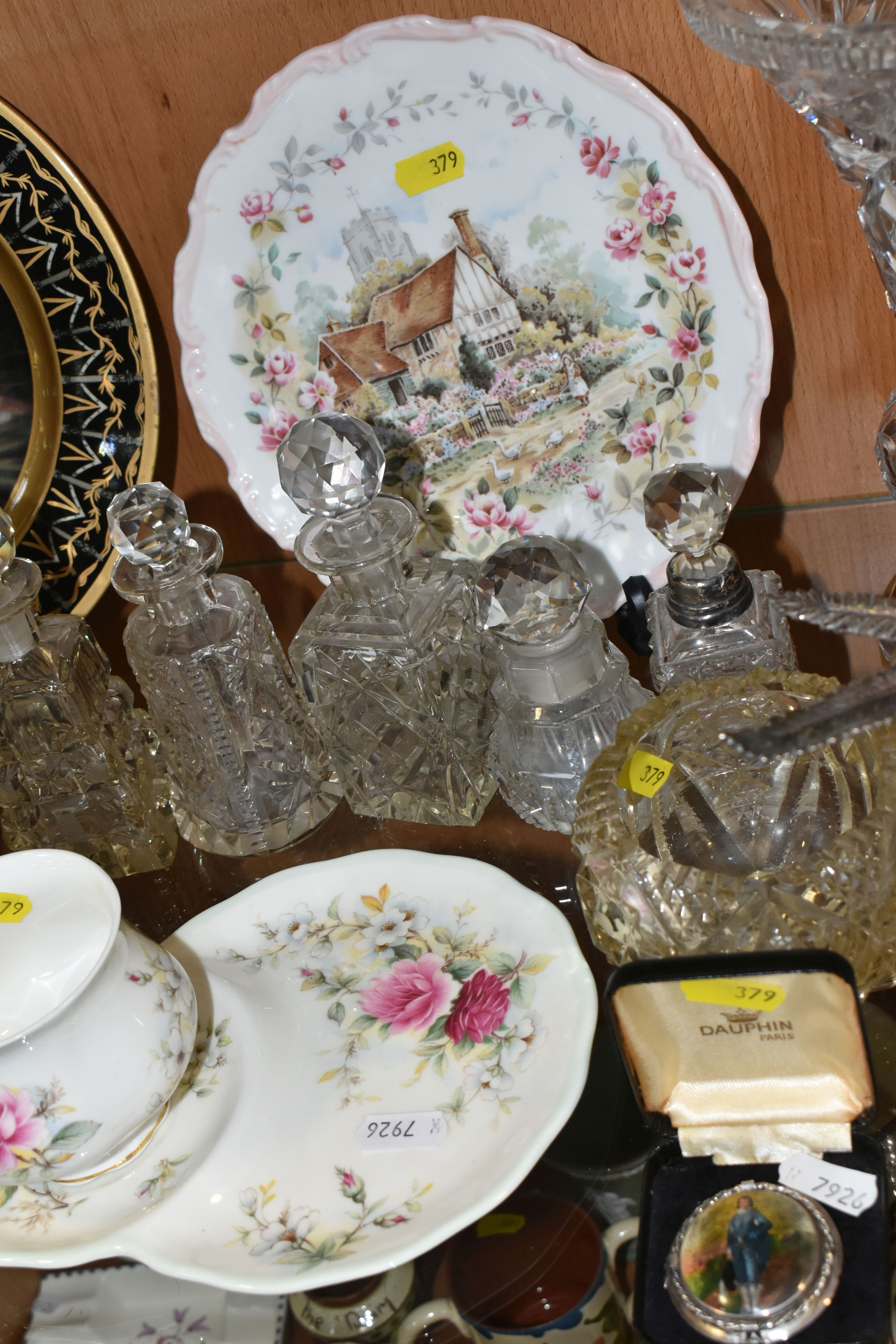 A GROUP OF VICTORIAN CUT CRYSTAL AND CERAMICS, to include a Royal Albert 'Memories' pattern tennis - Bild 8 aus 10
