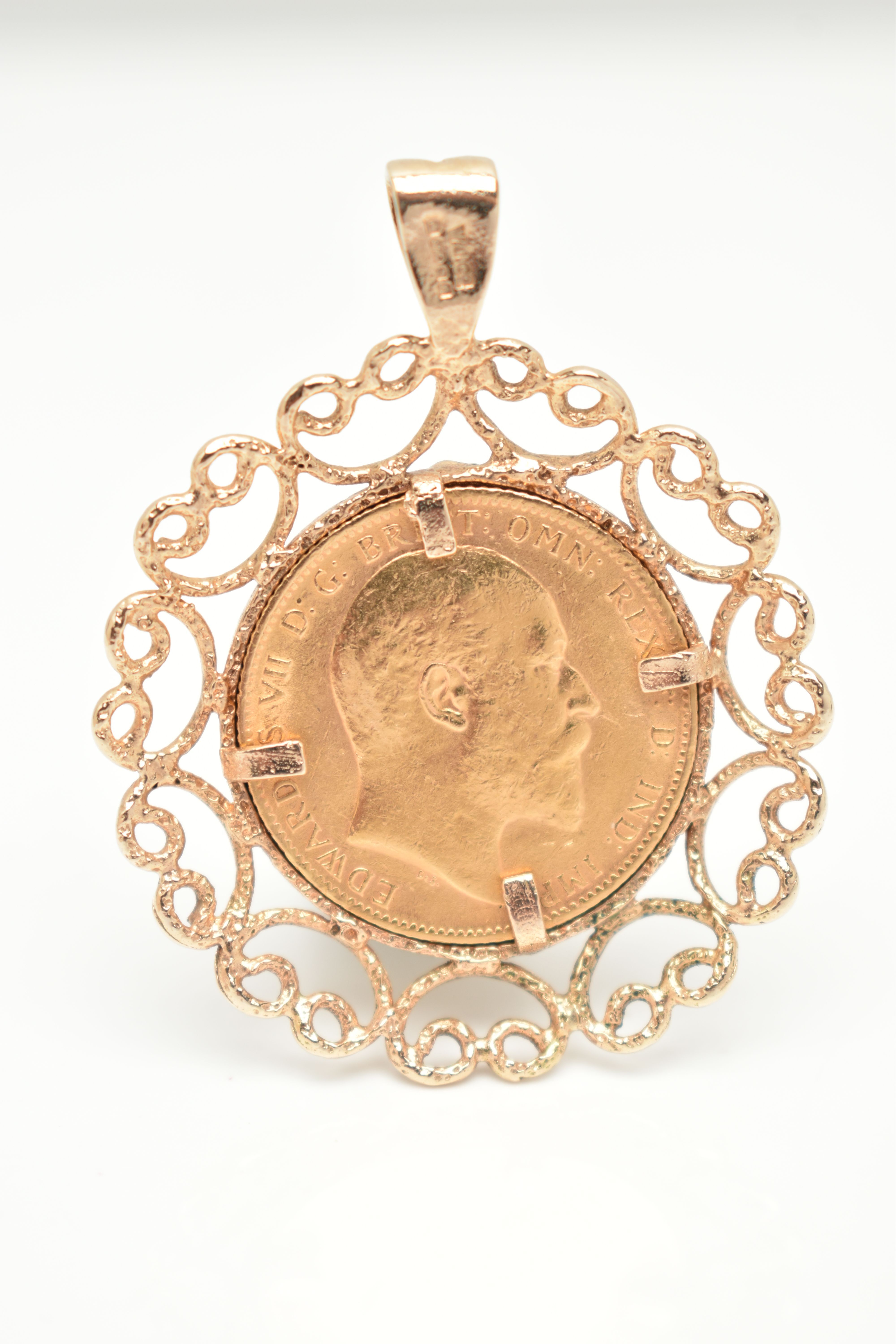 A MOUNTED FULL SOVEREIGN COIN PENDANT, Edward VII sovereign dated 1903, textured collet setting - Bild 2 aus 2