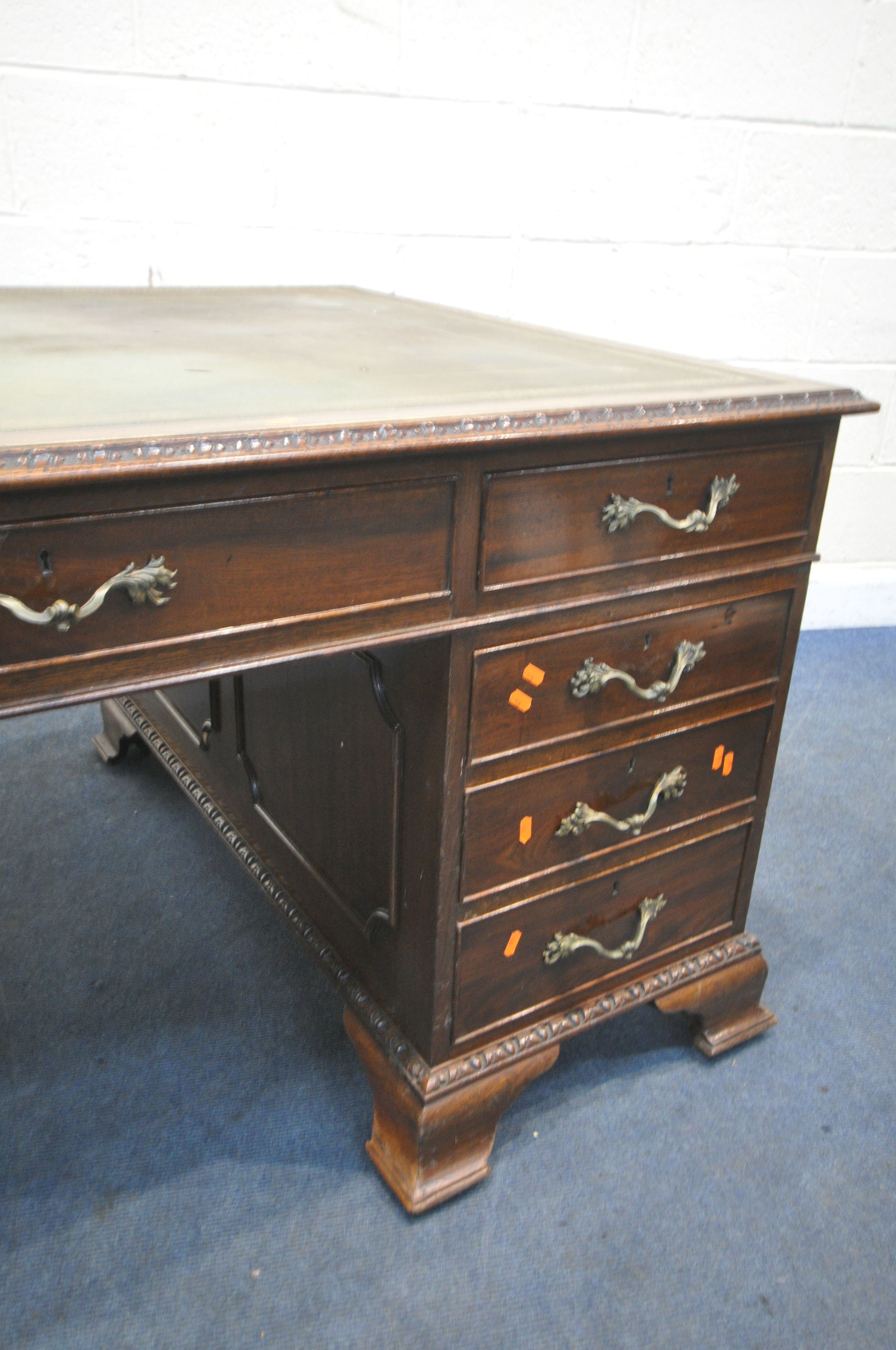 A REPRODUCTION GEORGIAN STYLE MAHOGANY PARTNERS DESK, with a green and tooled gilt leather writing - Bild 3 aus 12