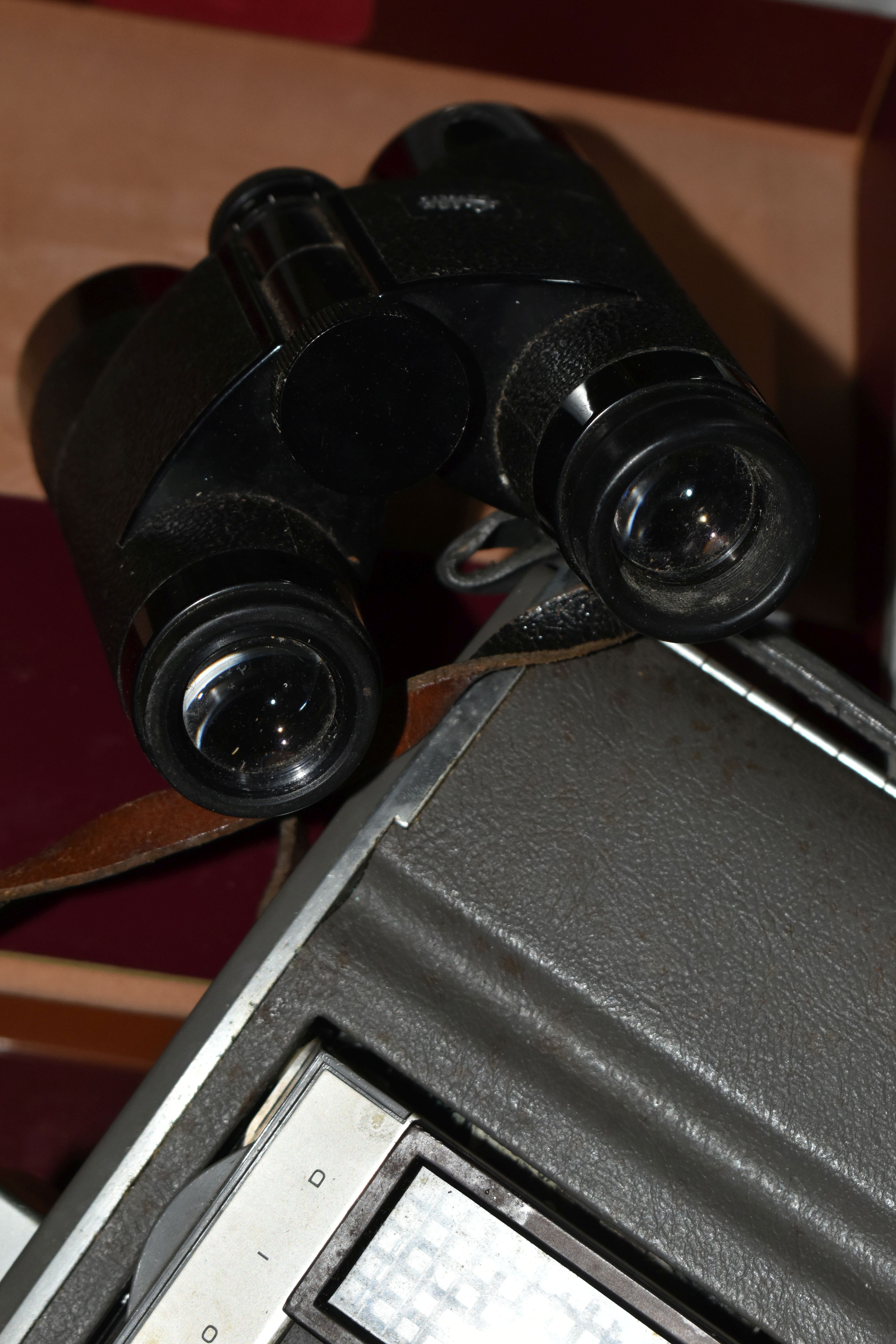 A CASED POLAROID LAND CAMERA MODEL J66 AND A BOX OF ASSORTED CAMERAS AND BINOCULARS, including a - Image 9 of 11