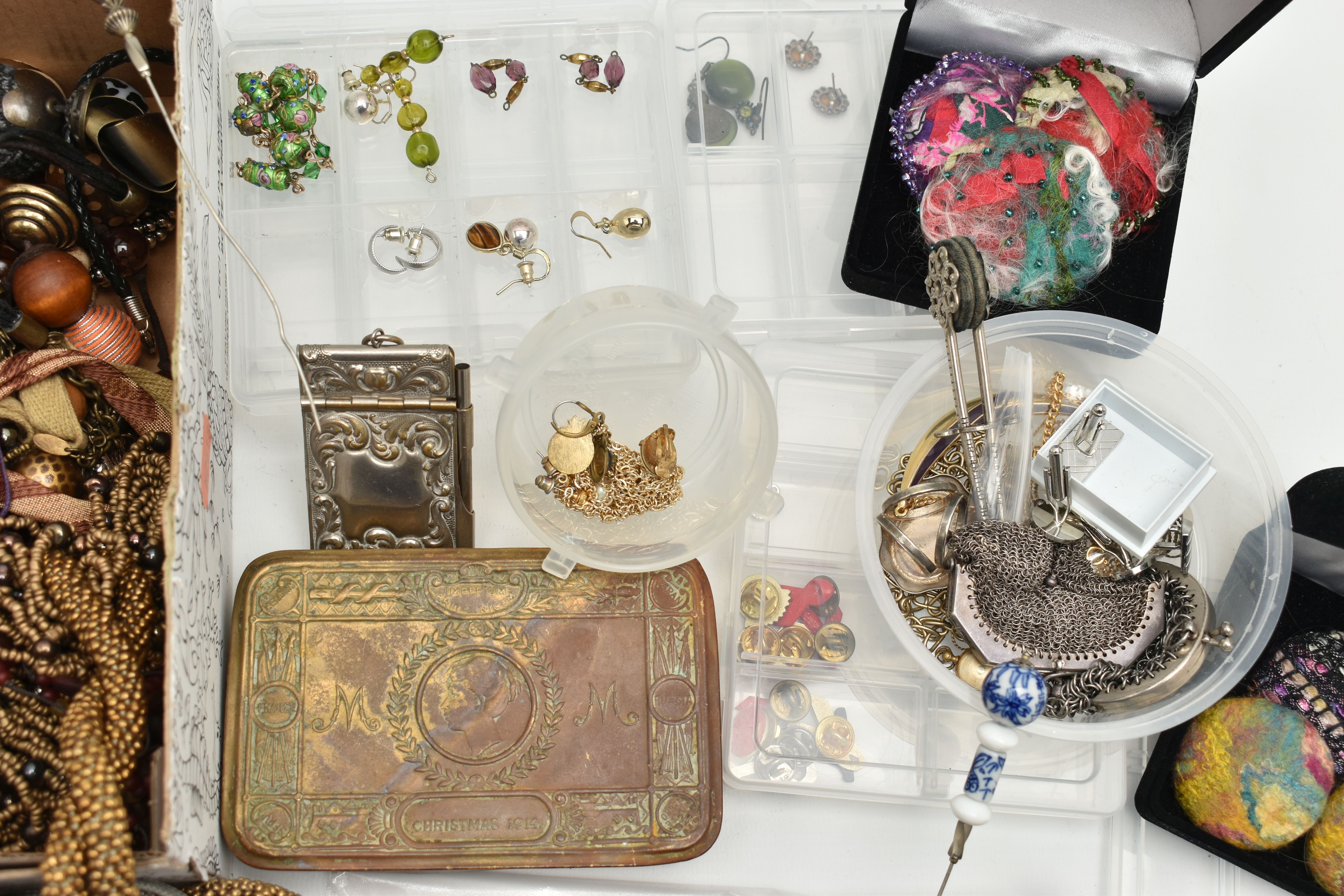 A BOX OF ASSORTED ITEMS, to include costume beaded necklaces, six small storage boxes with costume - Image 5 of 5