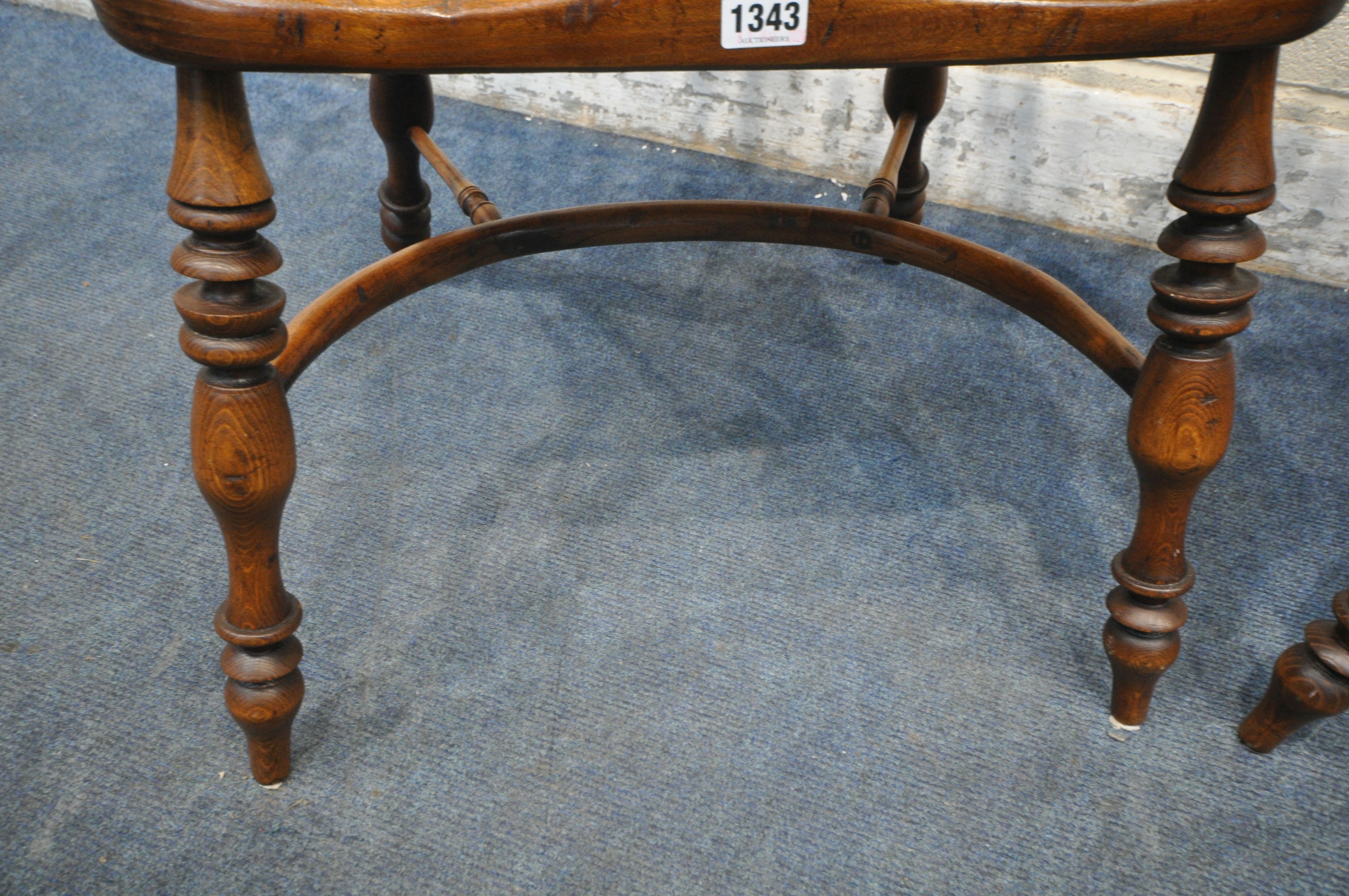 A PAIR OF GOOD QUALITY REPRODUCTION ELM SPLAT BACK WINDSOR ARMCHAIRS, with spindle supports, - Bild 5 aus 5