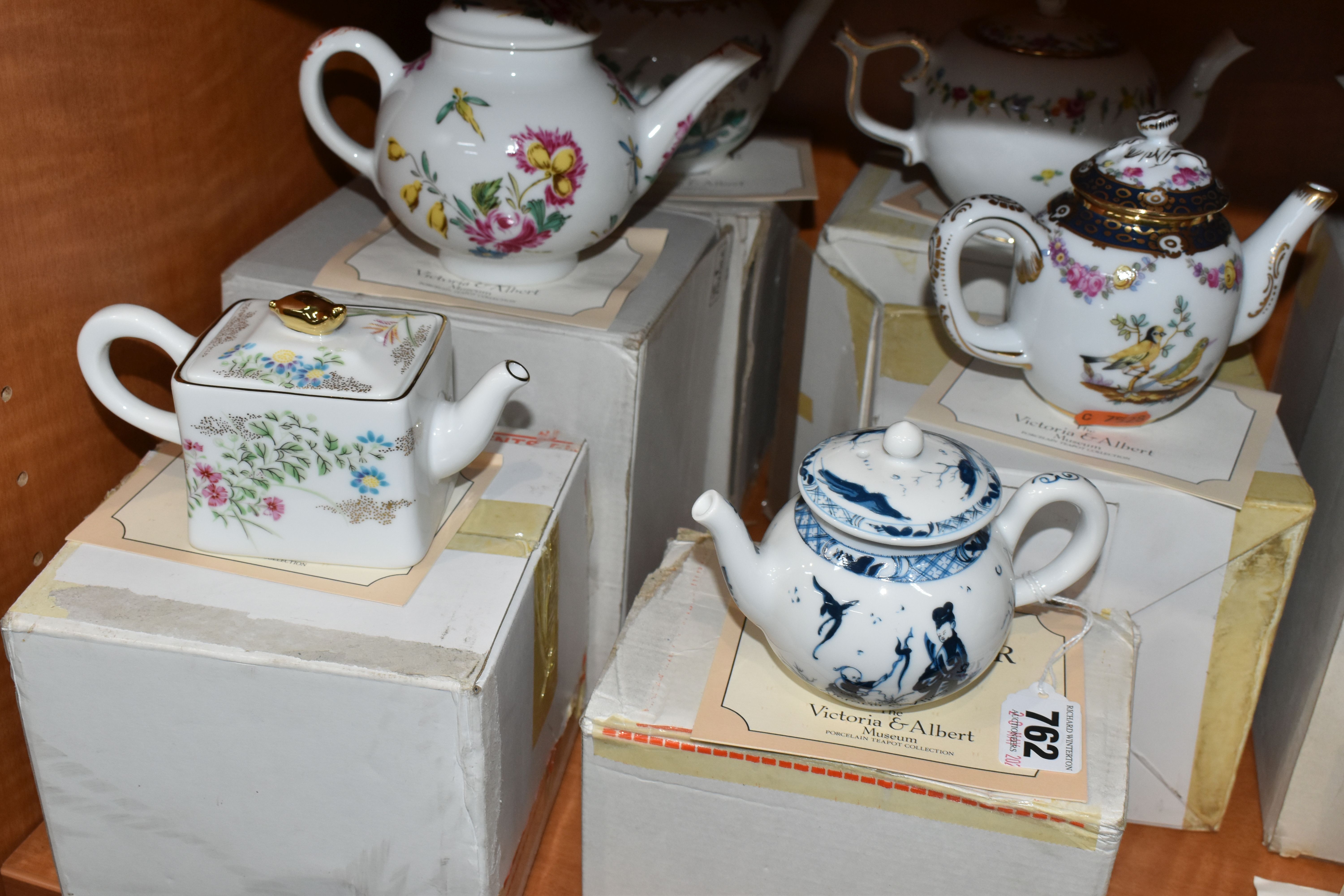 A COLLECTION OF TWELVE BOXED FRANKLIN MINT 'THE VICTORIA & ALBERT MUSEUM PORCELAIN TEAPOT - Image 17 of 17