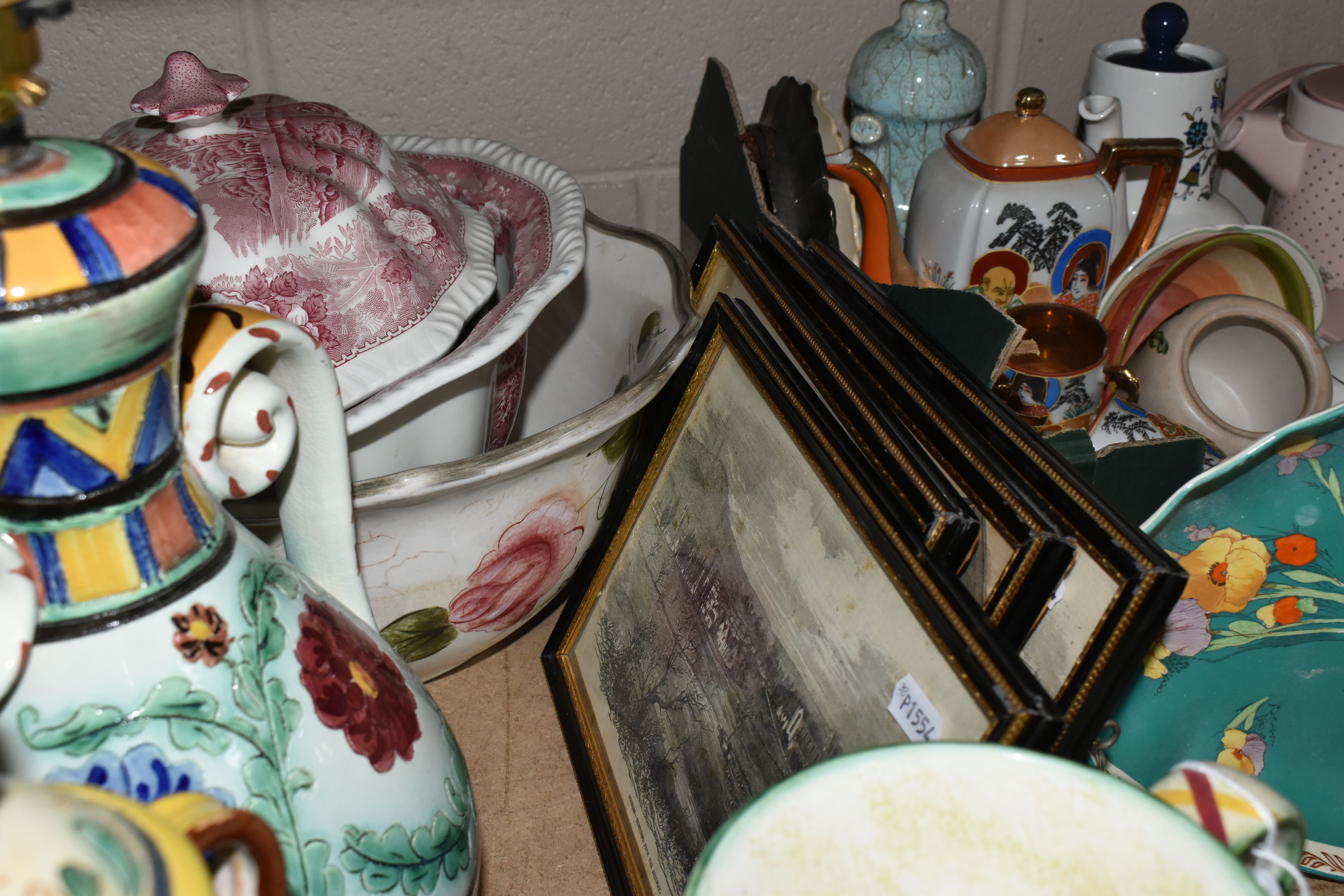 A BOX AND LOOSE CERAMICS AND SUNDRY ITEMS, to include an Italian table lamp, a Beswick jug and - Image 5 of 10