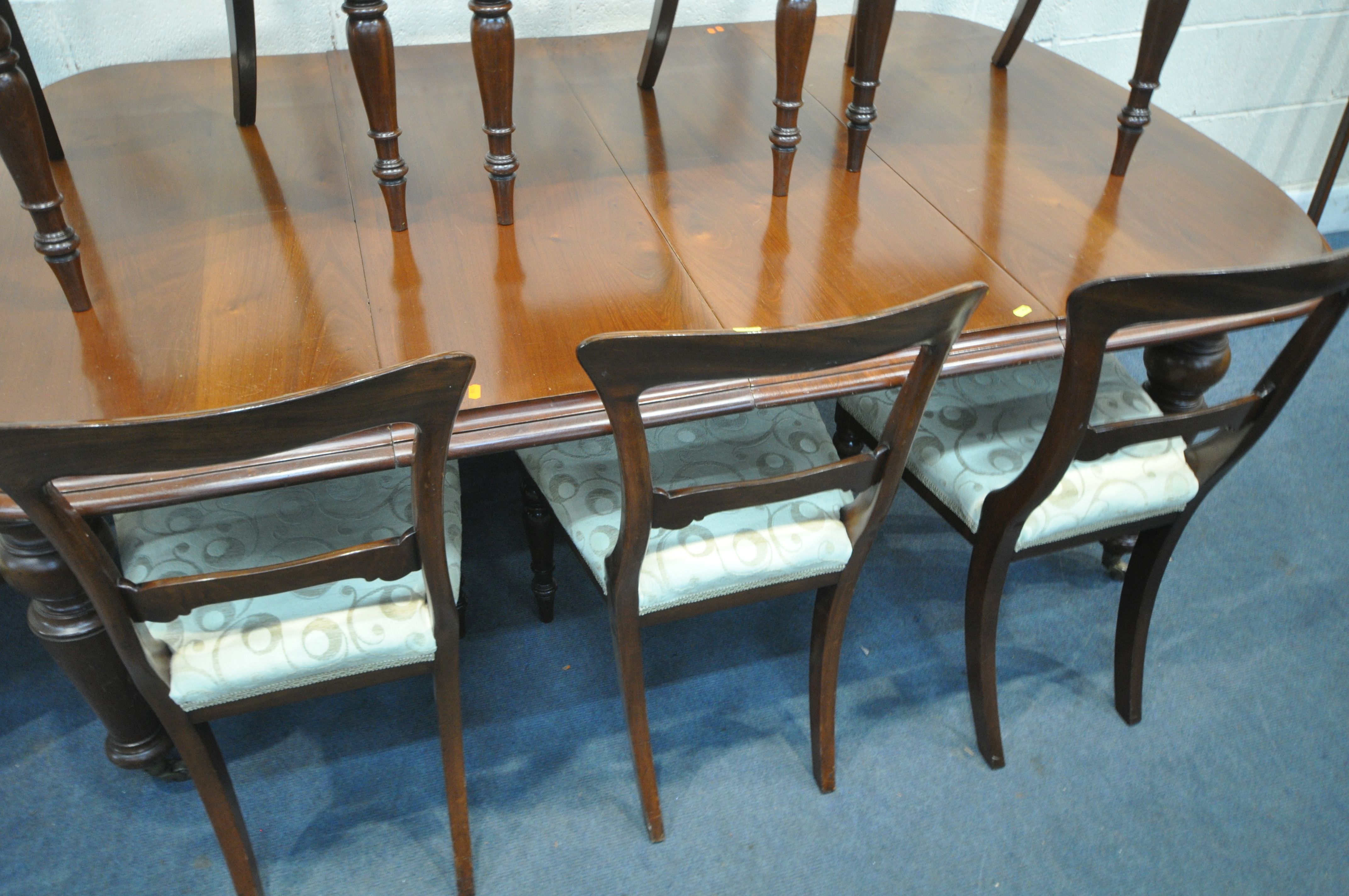 A VICTORIAN STYLE WALNUT WIND OUT DINING TABLE, with two additional leaves, extended length 192cm - Bild 3 aus 5