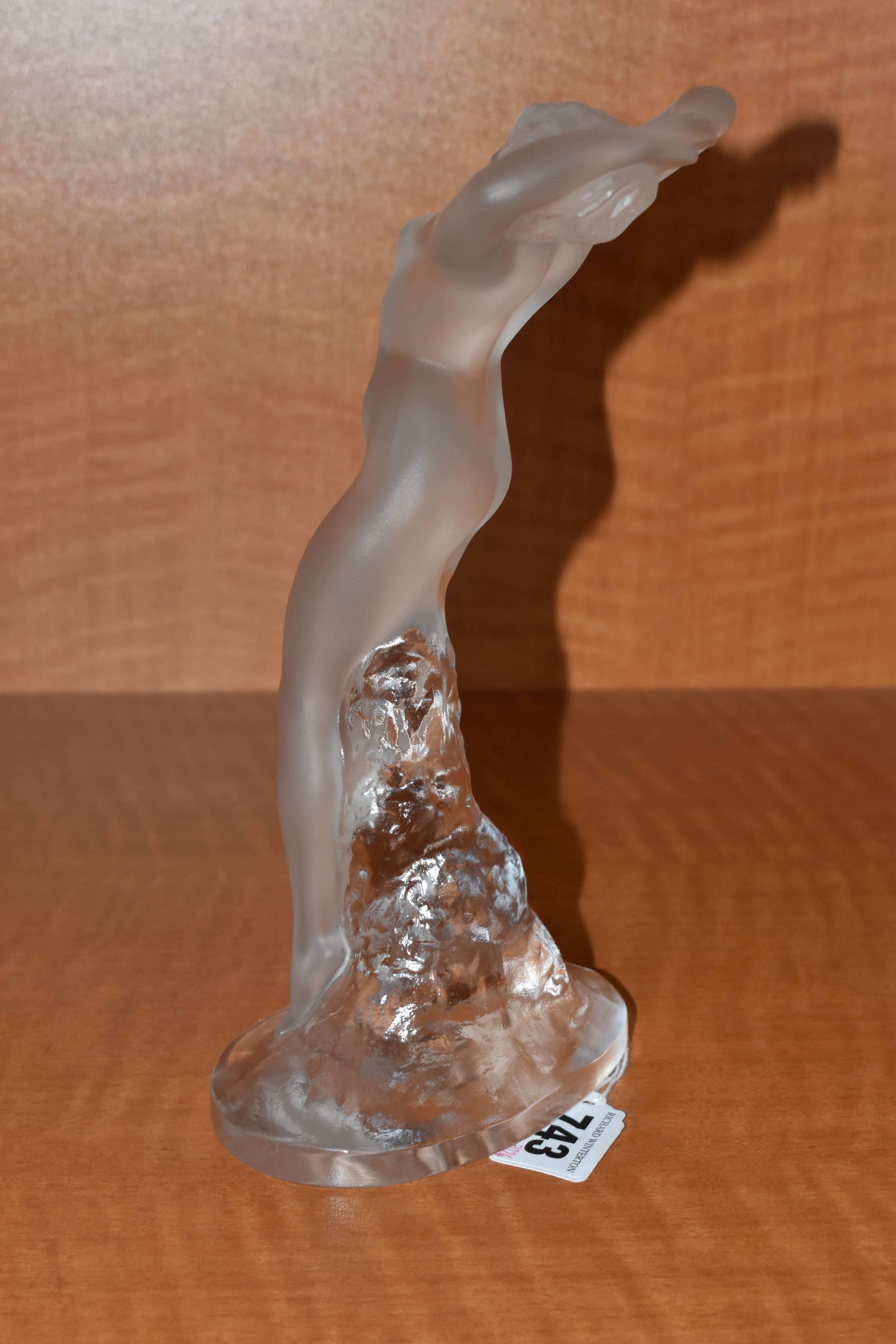 A SECOND HALF 20TH CENTURY LALIQUE FROSTED GLASS FIGURE DANSEUSE BRAS LEVES, on a clear oval base, - Bild 4 aus 5