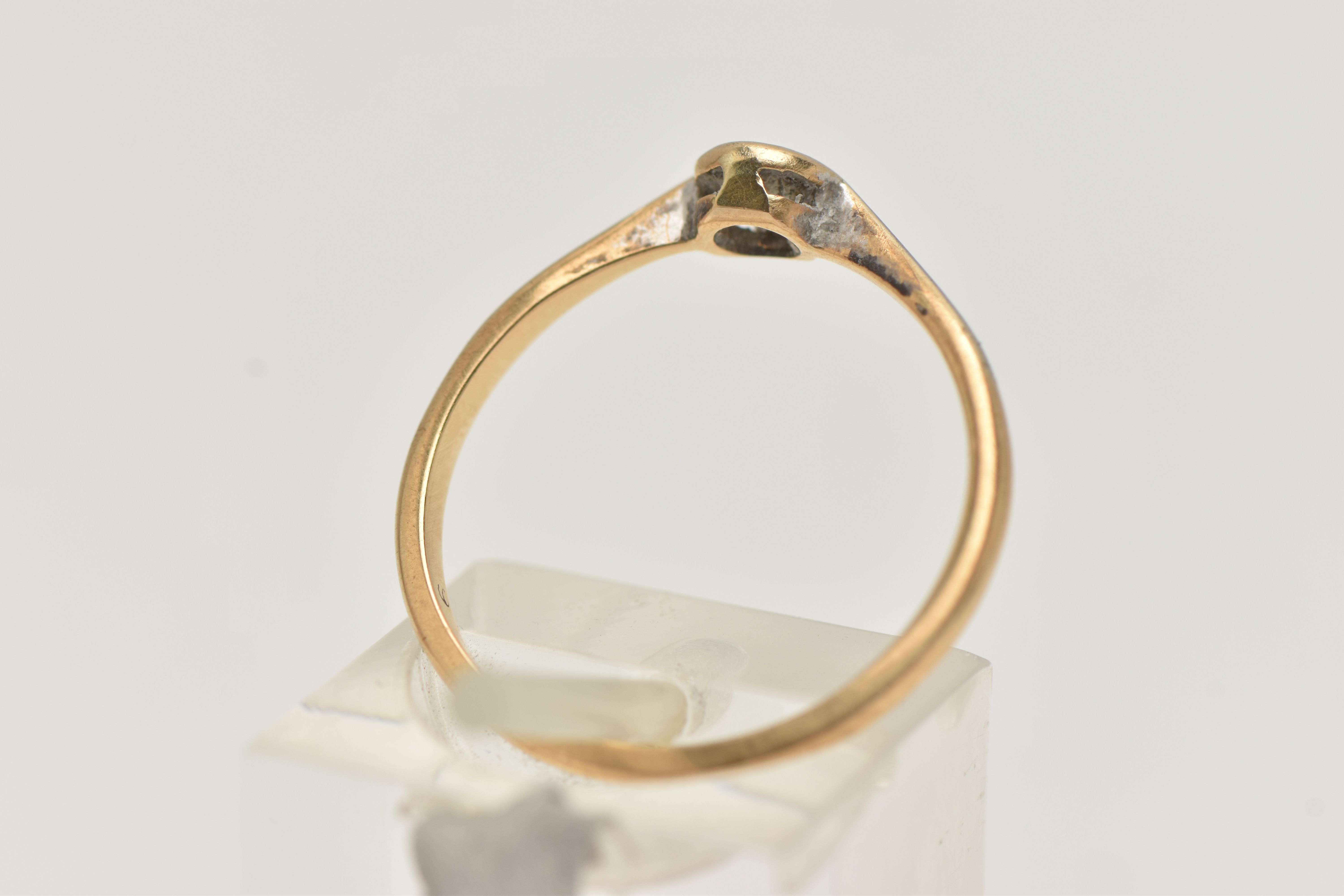 A YELLOW METAL DIAMOND SINGLE STONE RING, an old cut diamond collet set, estimated diamond weight - Bild 3 aus 4
