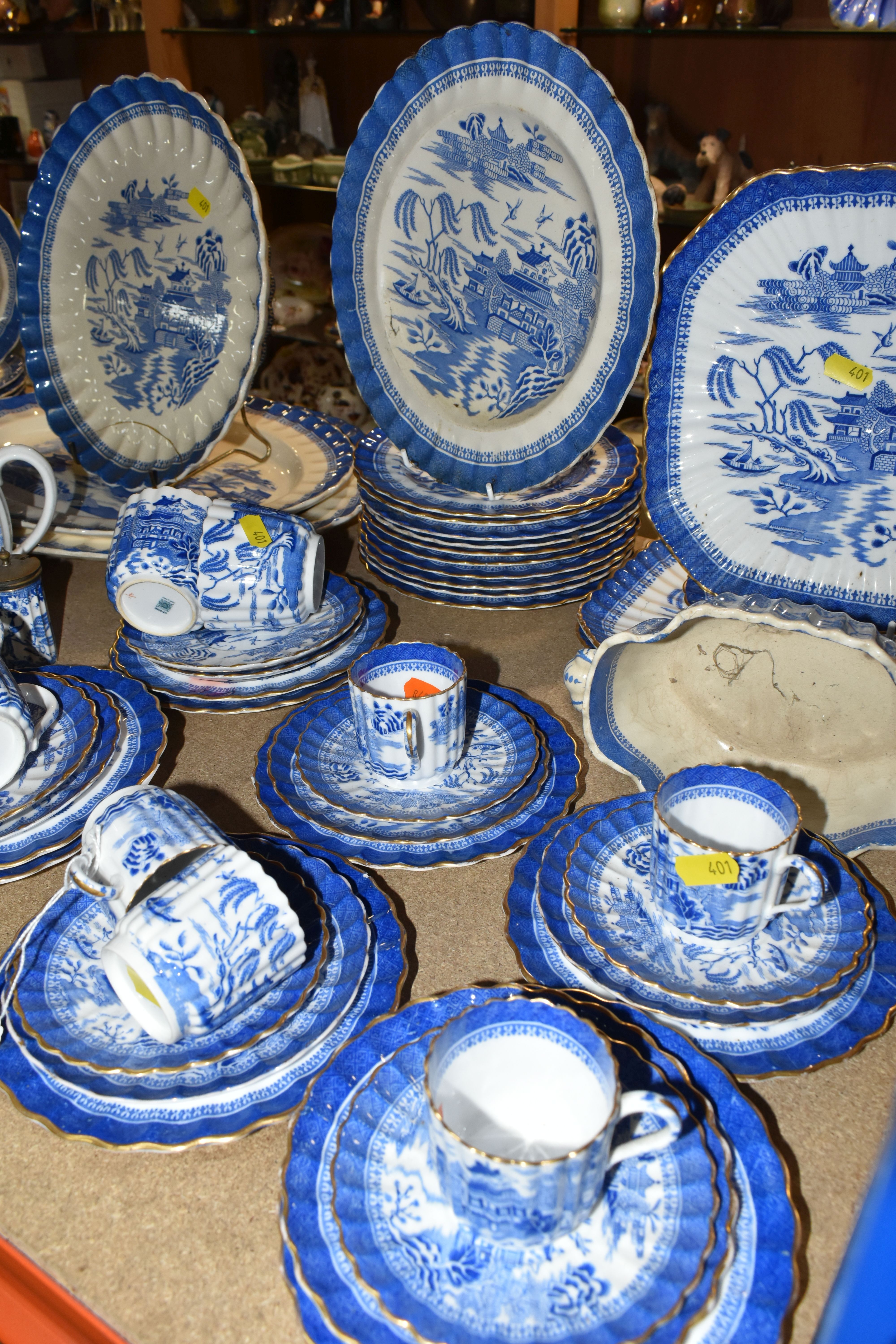 A VARIETY OF SPODE COPELAND 'MANDARIN BLUE WILLOW, DINNERWARE, including six tea cups and six - Image 8 of 10