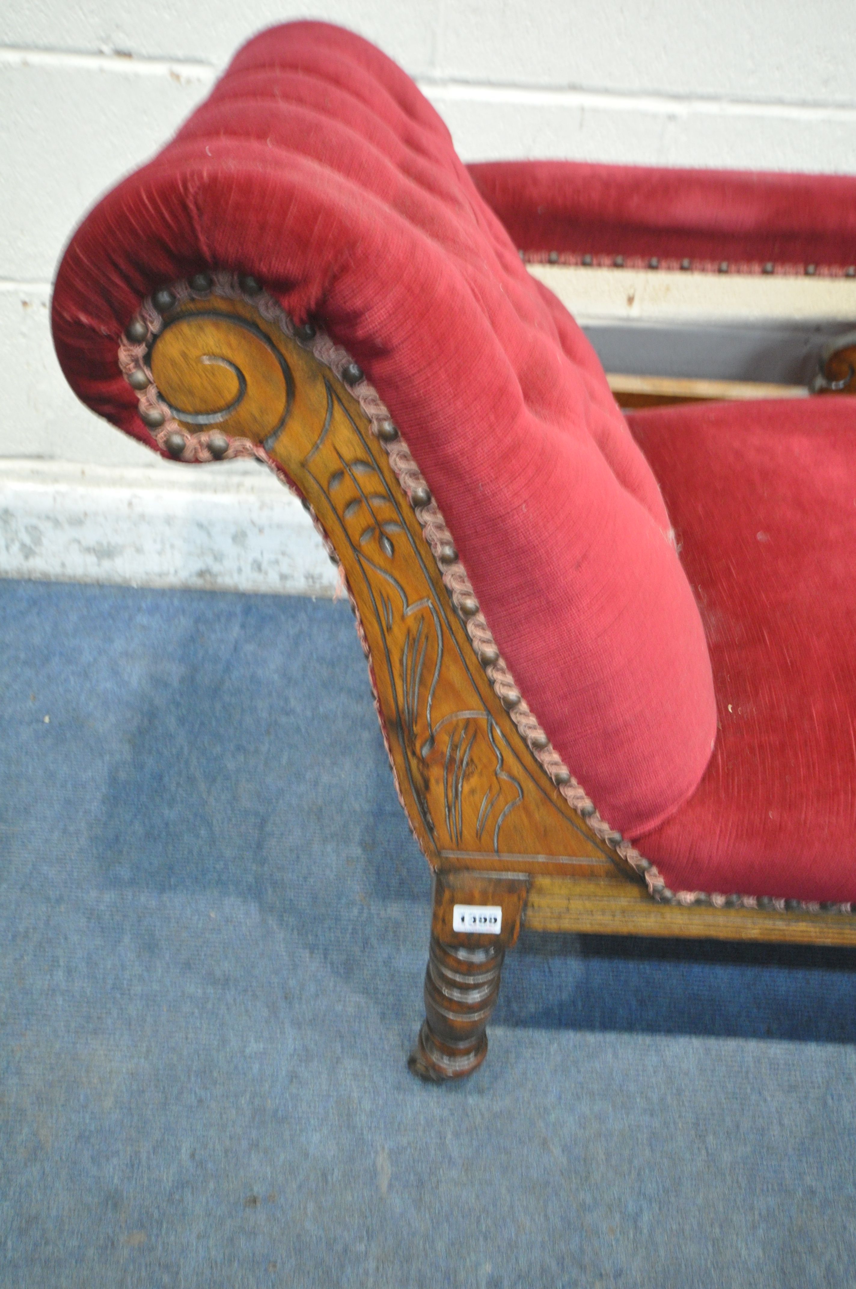 AN EDWARDIAN MAHOGANY CHAISE LONGUE, with buttoned fabric, length 172cm x depth 60cm x height - Image 2 of 4