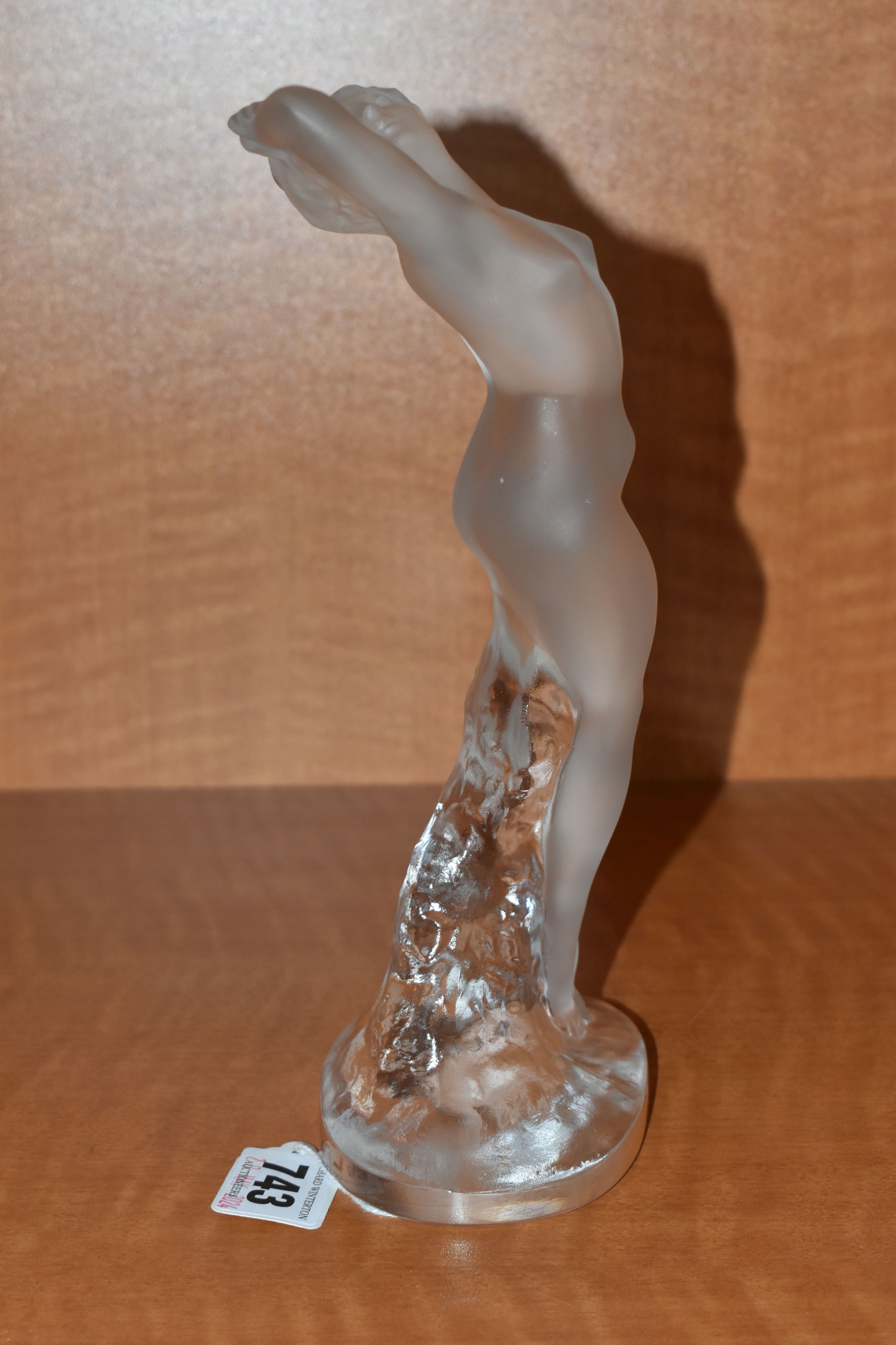 A SECOND HALF 20TH CENTURY LALIQUE FROSTED GLASS FIGURE DANSEUSE BRAS LEVES, on a clear oval base, - Bild 3 aus 5