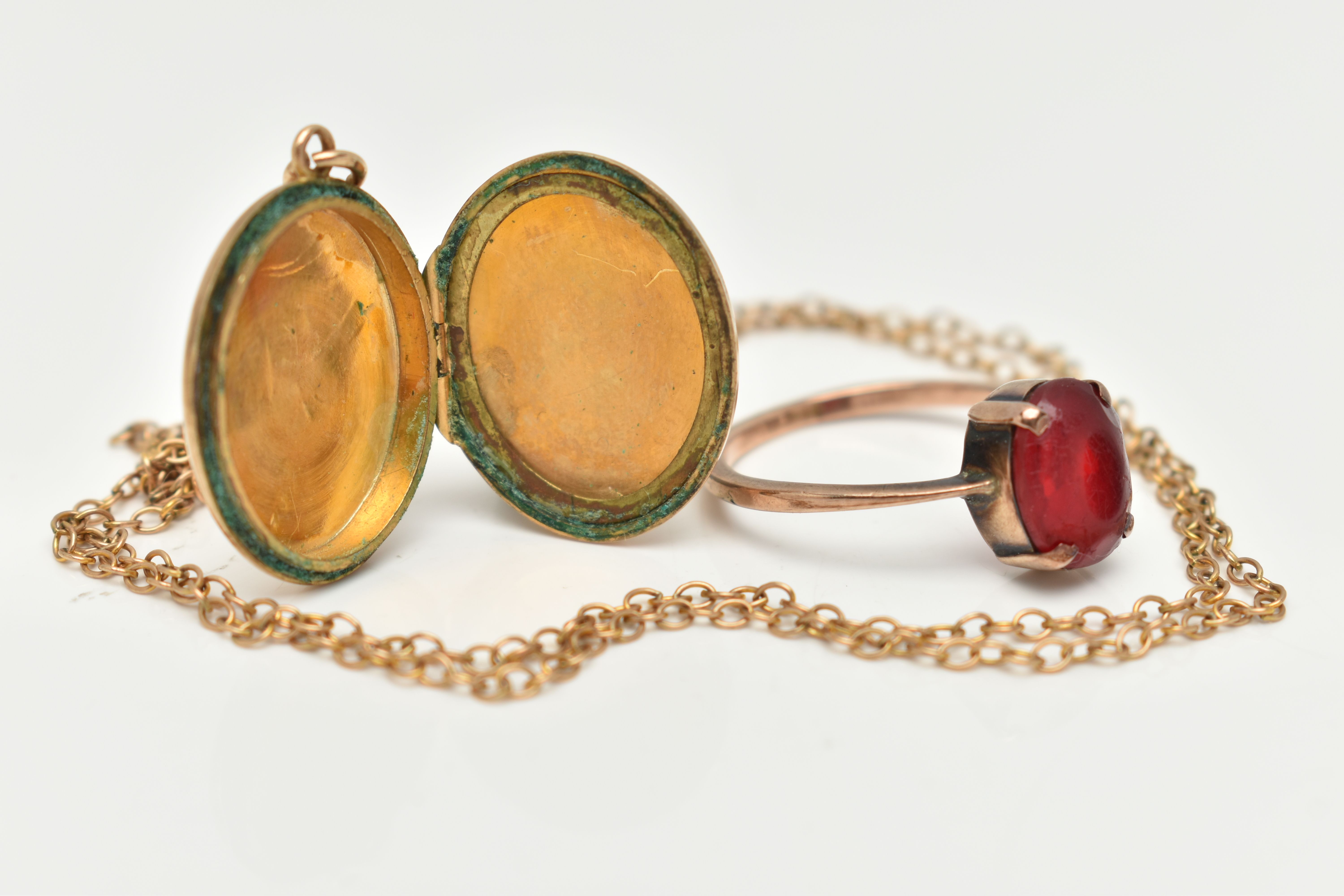 A YELLOW METAL RING, CHAIN AND OVAL LOCKET, the ring set with a rubbed and worn, oval cut red paste, - Bild 3 aus 4