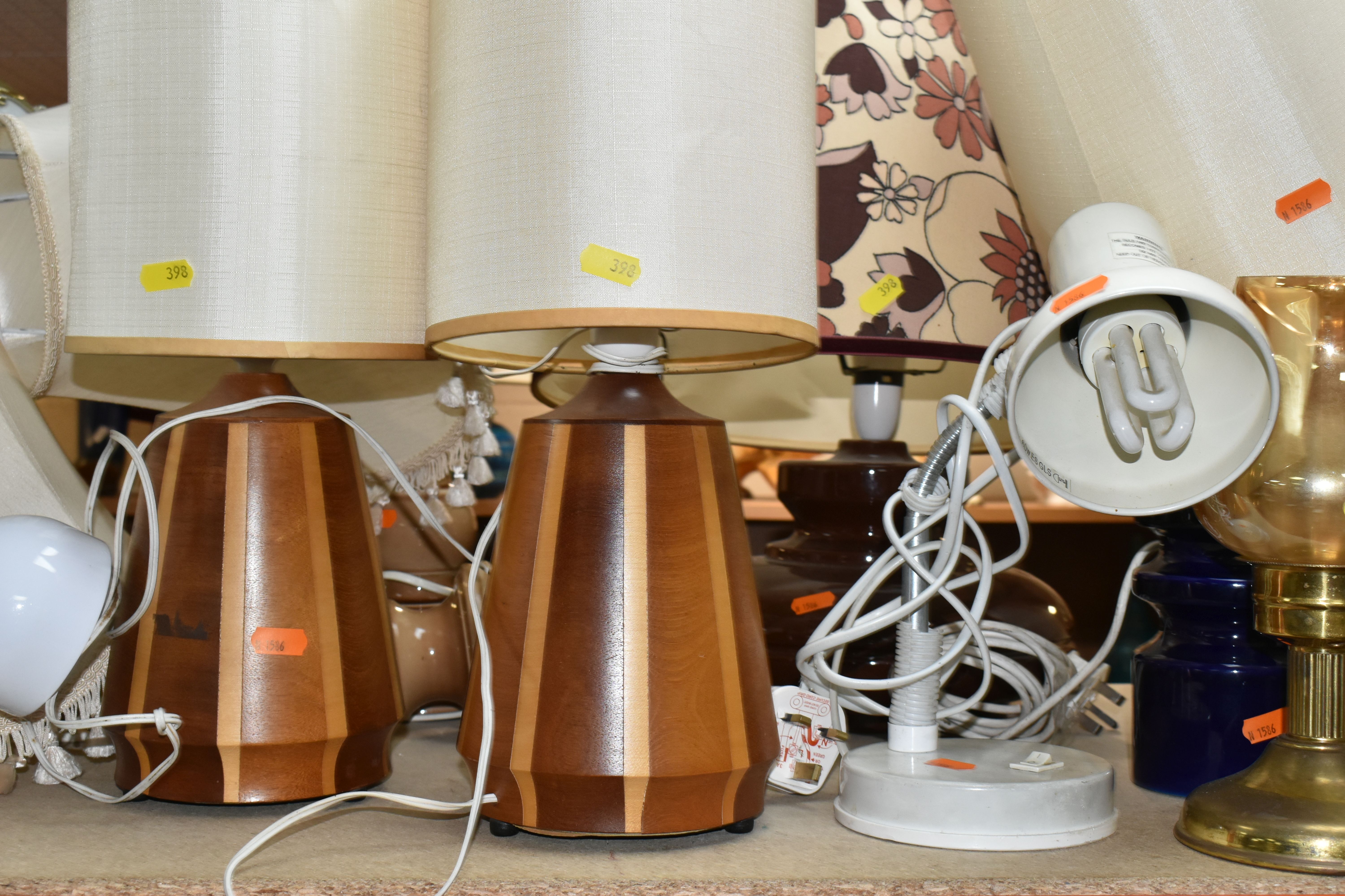 A SELECTION OF 20TH CENTURY LAMPS WITH LAMPSHADES IN A VARIETY OF STYLES, including two 'Lancroft' - Image 4 of 7