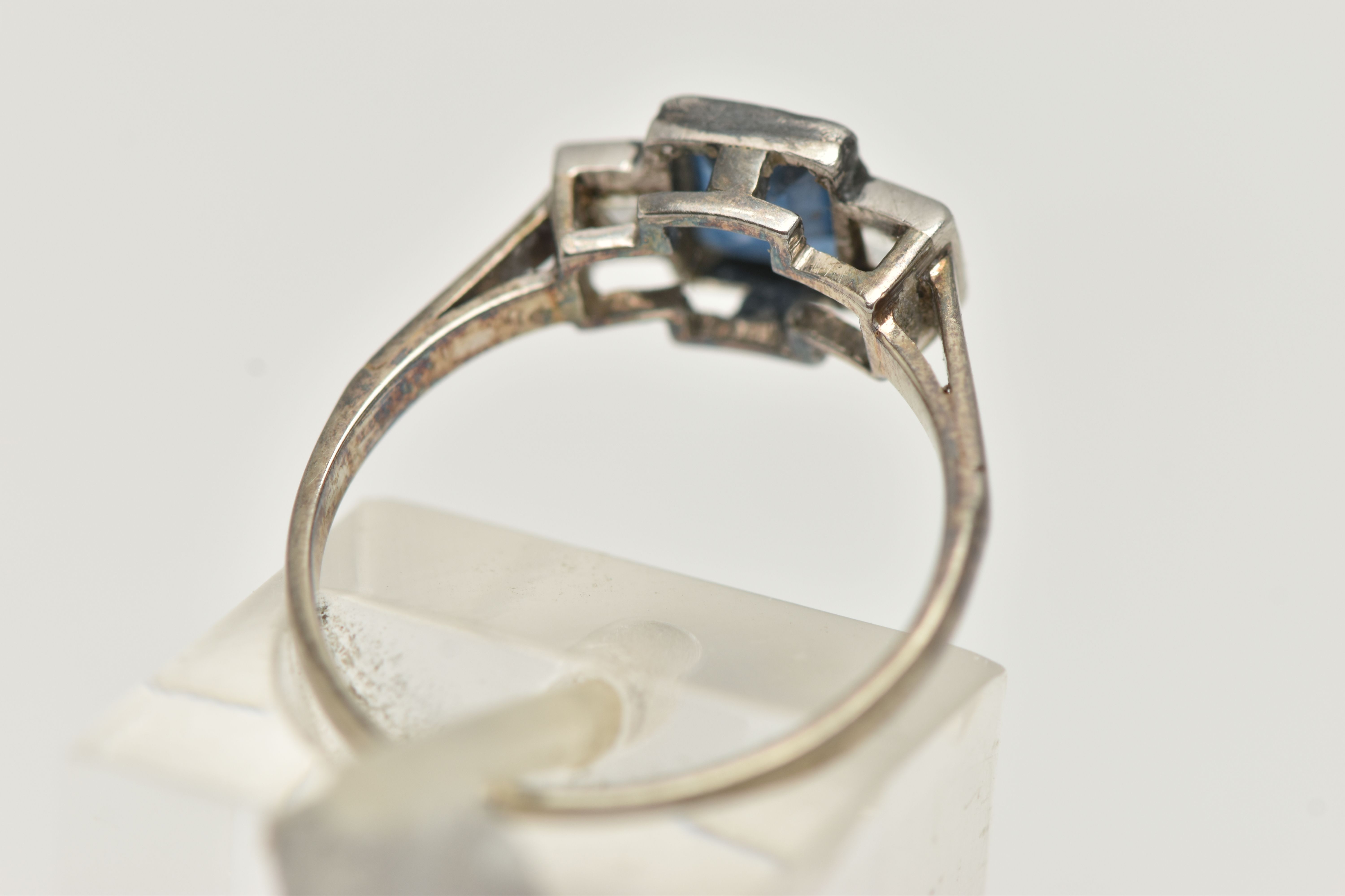 A SAPPHIRE AND DIAMOND RING, designed as a central rectangular cut treated sapphire in milligrain - Image 3 of 4