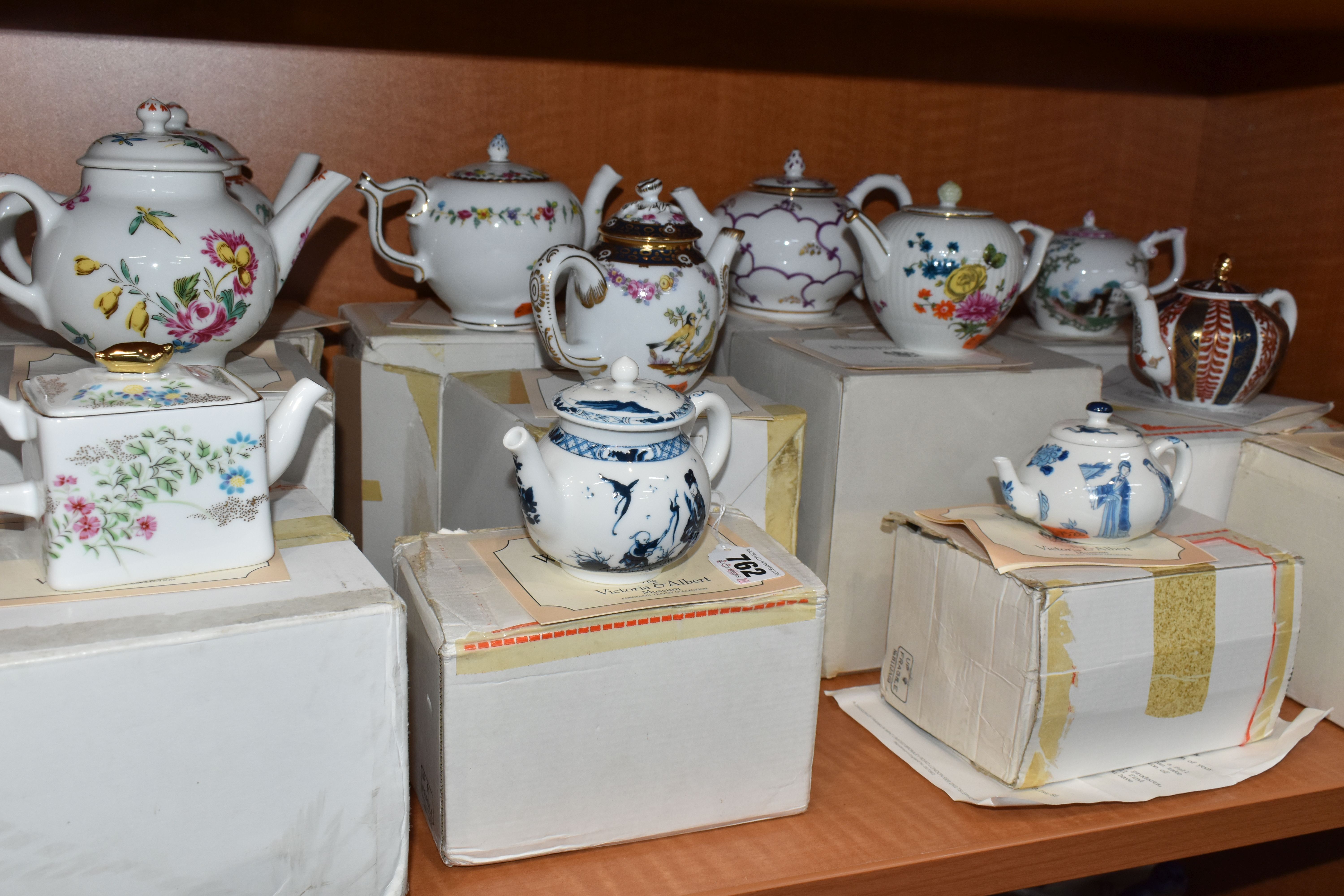 A COLLECTION OF TWELVE BOXED FRANKLIN MINT 'THE VICTORIA & ALBERT MUSEUM PORCELAIN TEAPOT - Image 15 of 17