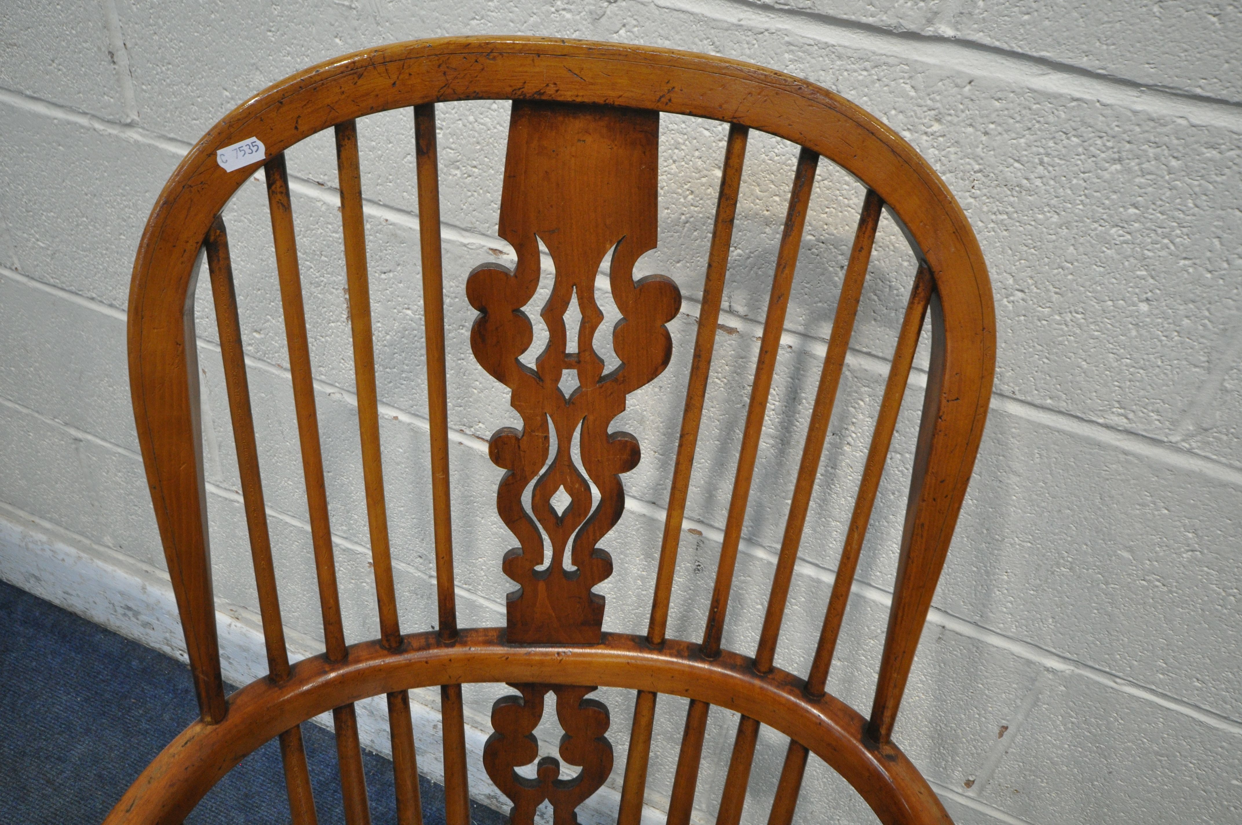 A PAIR OF GOOD QUALITY REPRODUCTION ELM SPLAT BACK WINDSOR ARMCHAIRS, with spindle supports, - Image 2 of 5