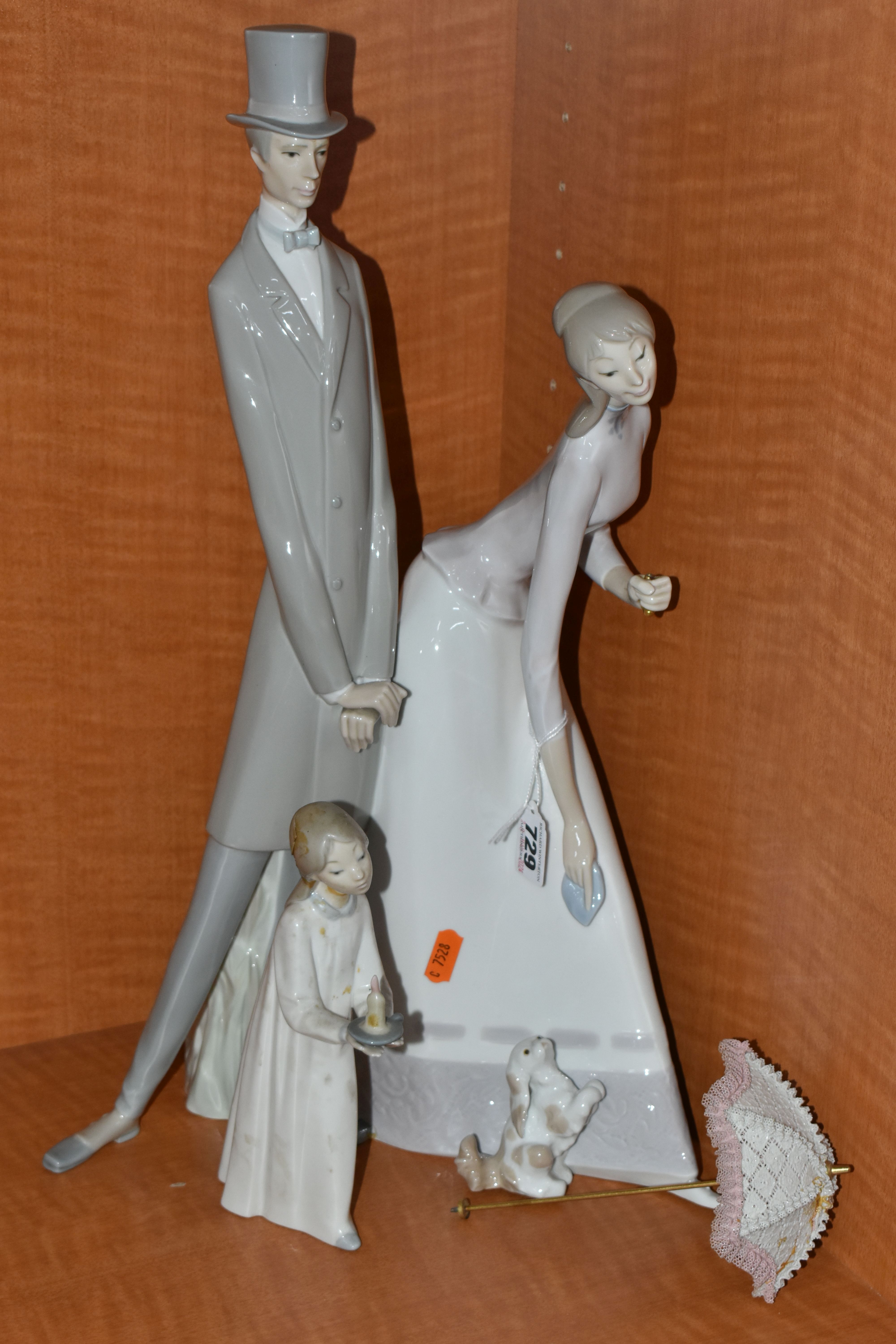 A LLADRO PORCELAIN FIGURE GROUP 'COUPLE WITH PARASOL', NO.4563, modelled with a dog at their feet,