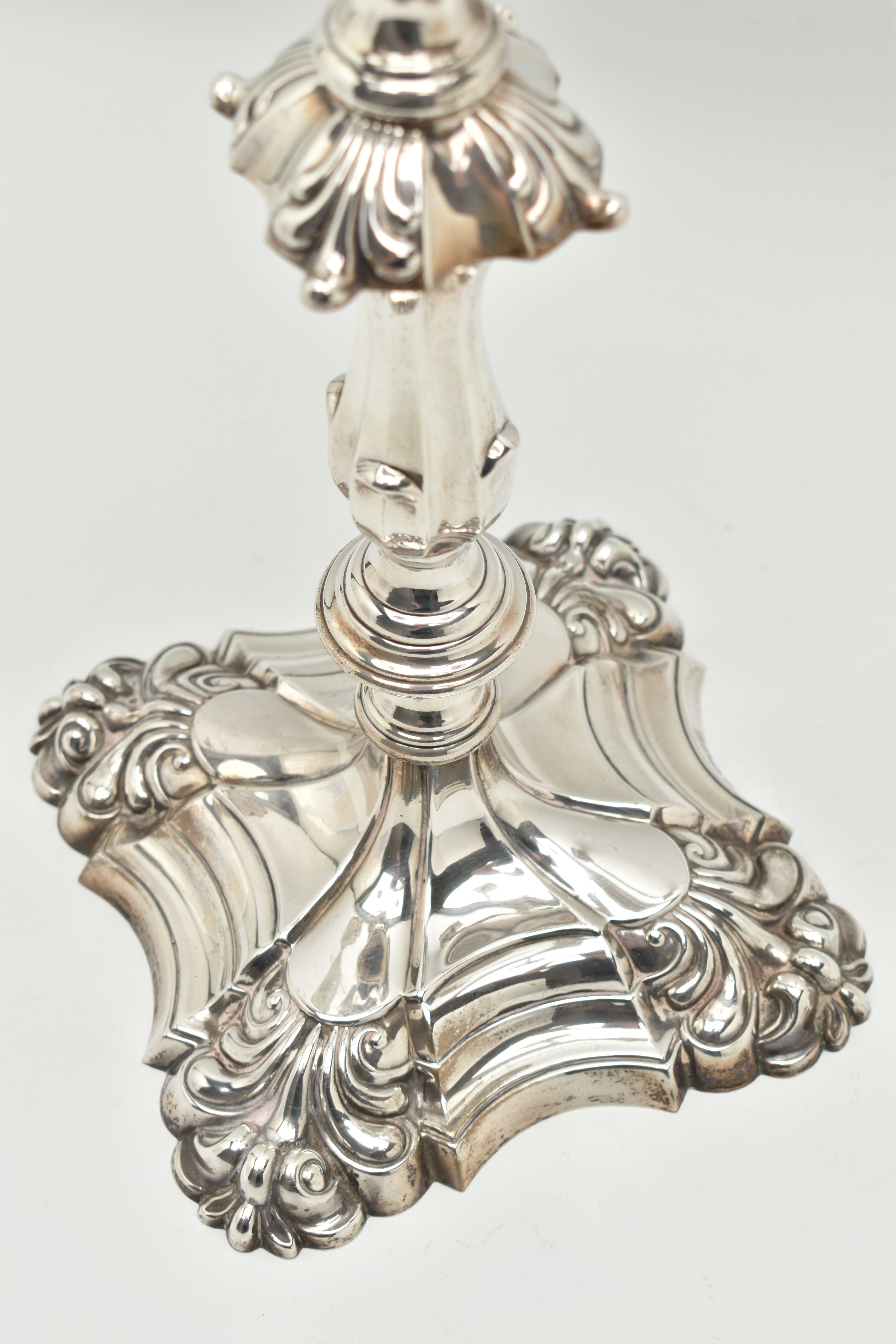 A GEORGE V SILVER FIVE LIGHT CANDELABRUM IN GEORGE II STYLE, with removable shaped square drip pans, - Bild 6 aus 13