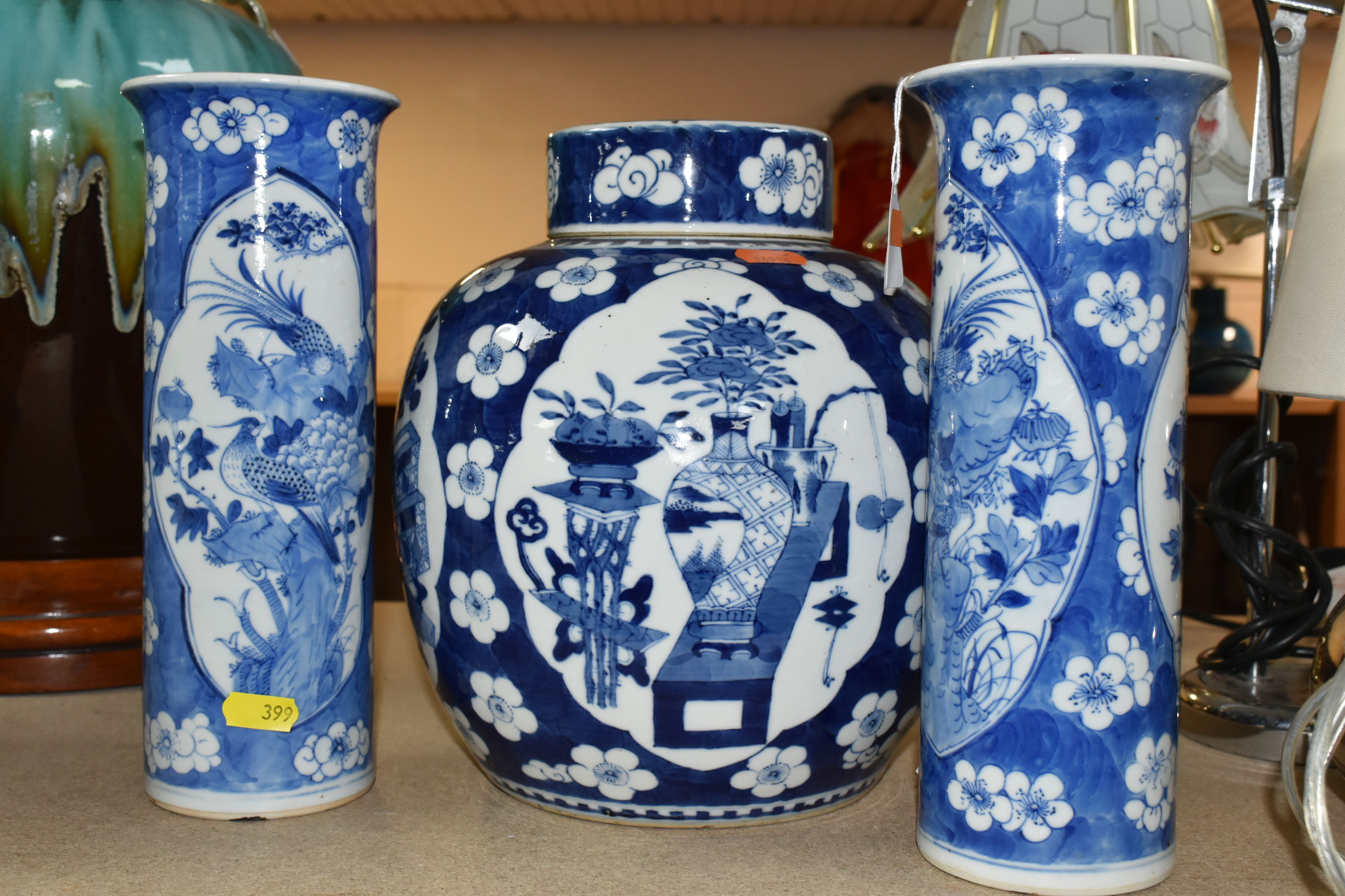 A SELECTION OF ORNAMENTAL CERAMICS INCLUDING A THREE CHINESE VESSELS IN THE PRUNUS BLOSSOM DESIGN, - Bild 10 aus 14