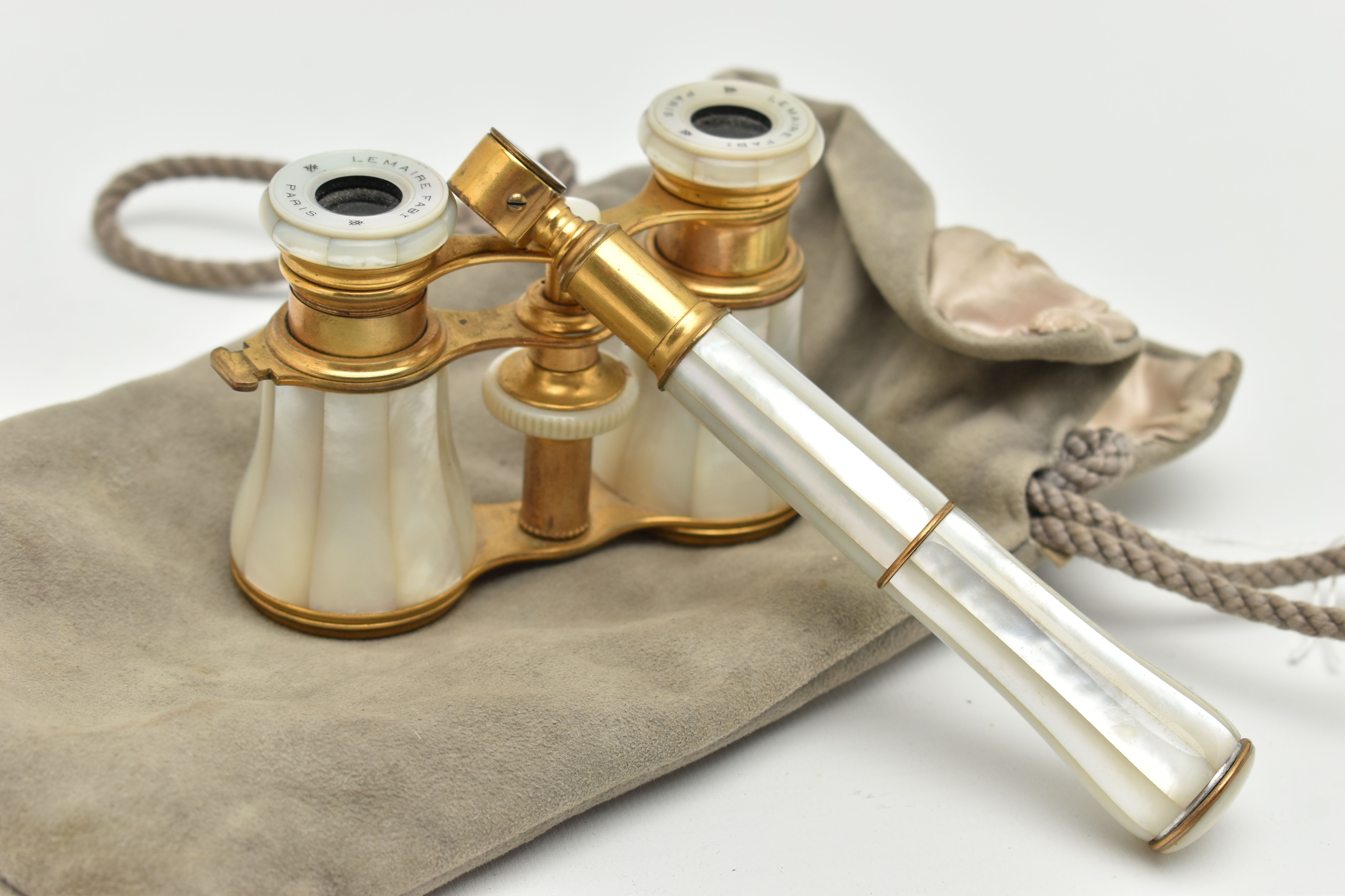 A PAIR OF BRASS AND MOTHER OF PEARL OPERA GLASSES, signed to the lens frames 'Lemaire Fabi Paris' - Bild 4 aus 4