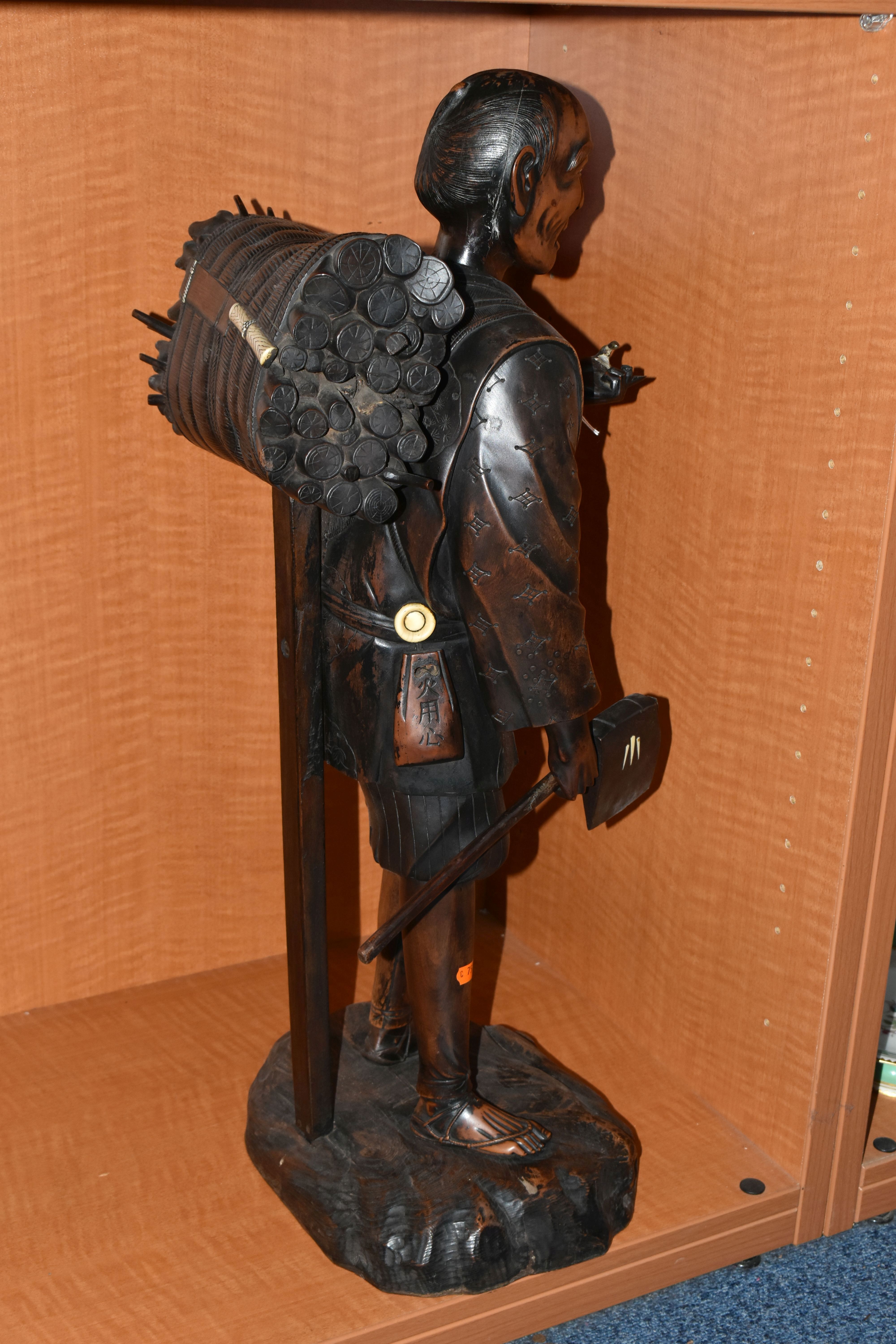 A LATE 19TH / EARLY 20TH CENTURY JAPANESE STAINED TREEN OKIMONO OF A WOODCUTTER, posed with an axe - Image 7 of 16
