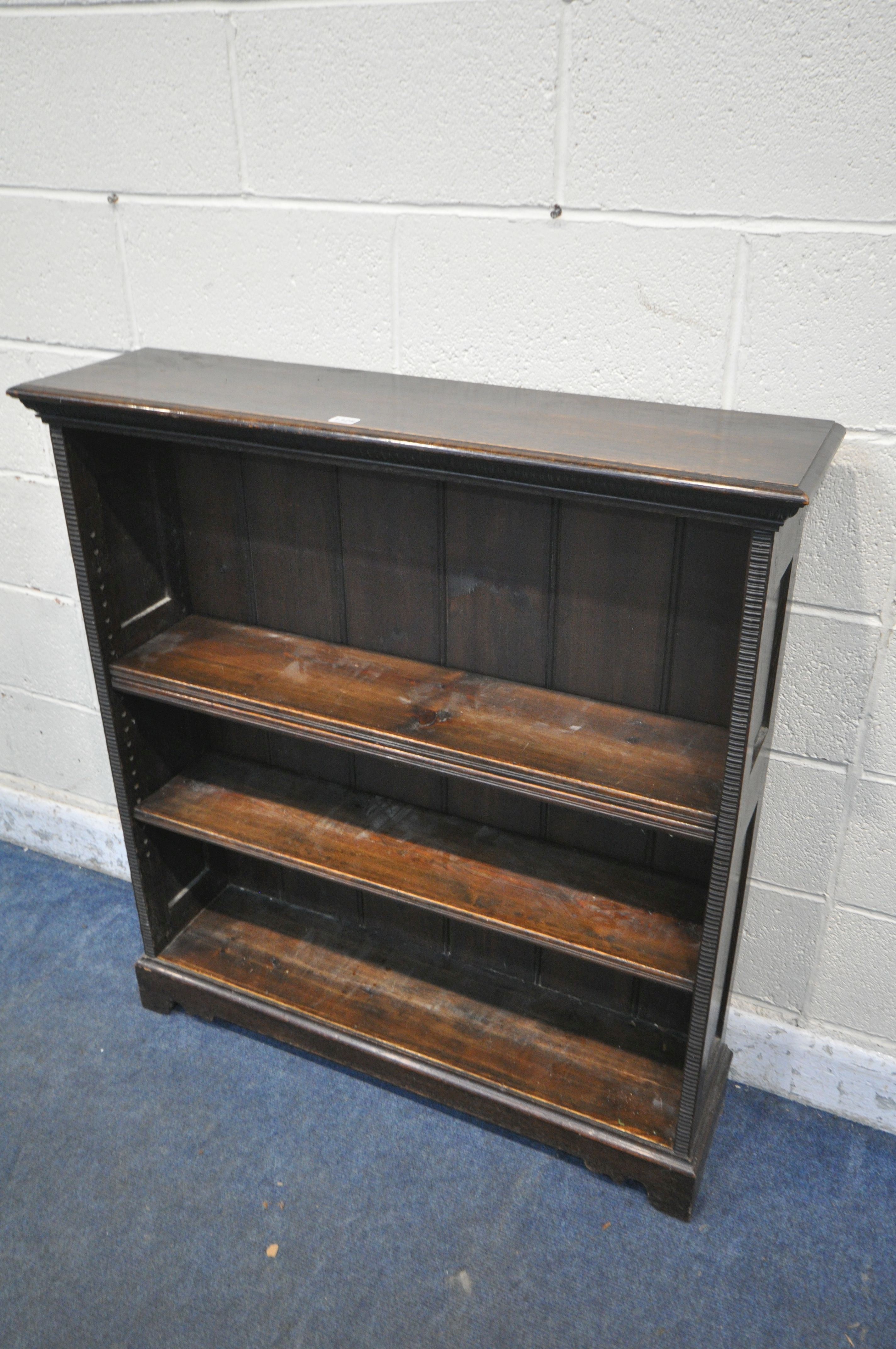 AN EARLY TO MID 20TH CENTURY OAK OPEN BOOKCASE, with three adjustable shelves, width 101cm x depth