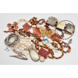 A SMALL BAG OF ASSORTED JEWELLERY, to include a silver abstract brooch, hallmarked Birmingham,