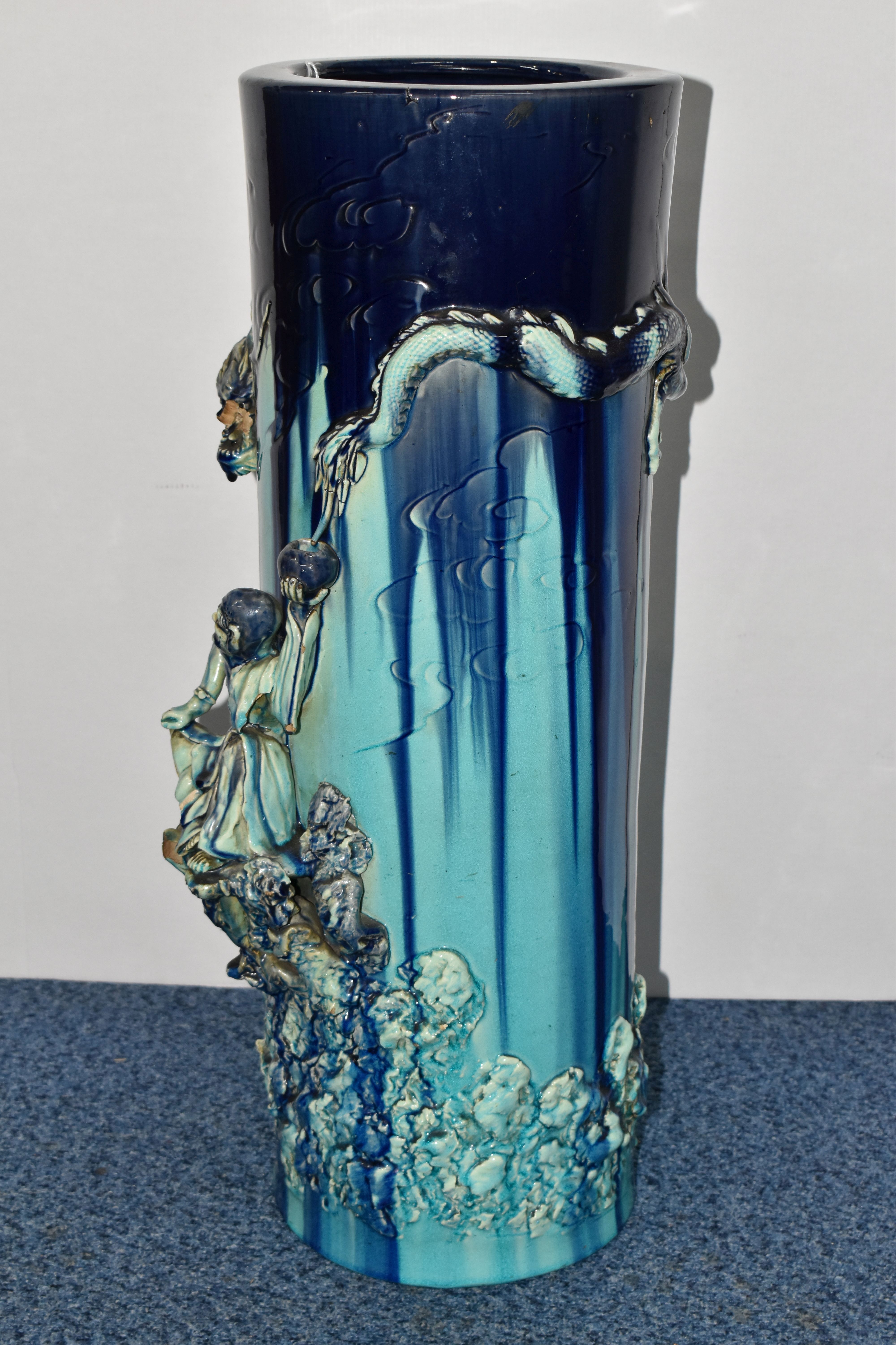 A LATE 19TH CENTURY JAPANESE POTTERY STICK STAND OF CYLINDRICAL FORM WITH RELIEF DECORATION IN THE - Bild 9 aus 14