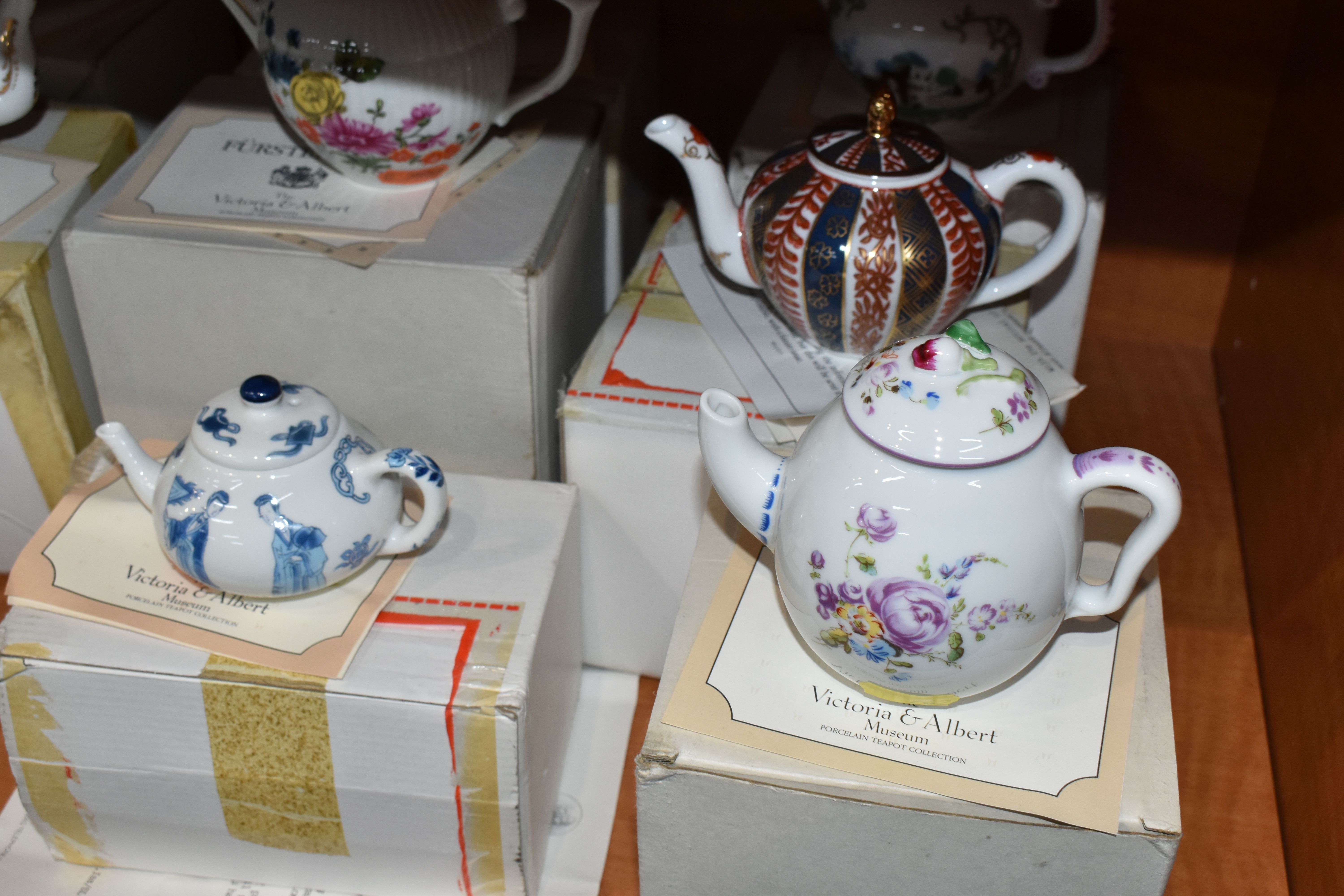 A COLLECTION OF TWELVE BOXED FRANKLIN MINT 'THE VICTORIA & ALBERT MUSEUM PORCELAIN TEAPOT - Image 16 of 17