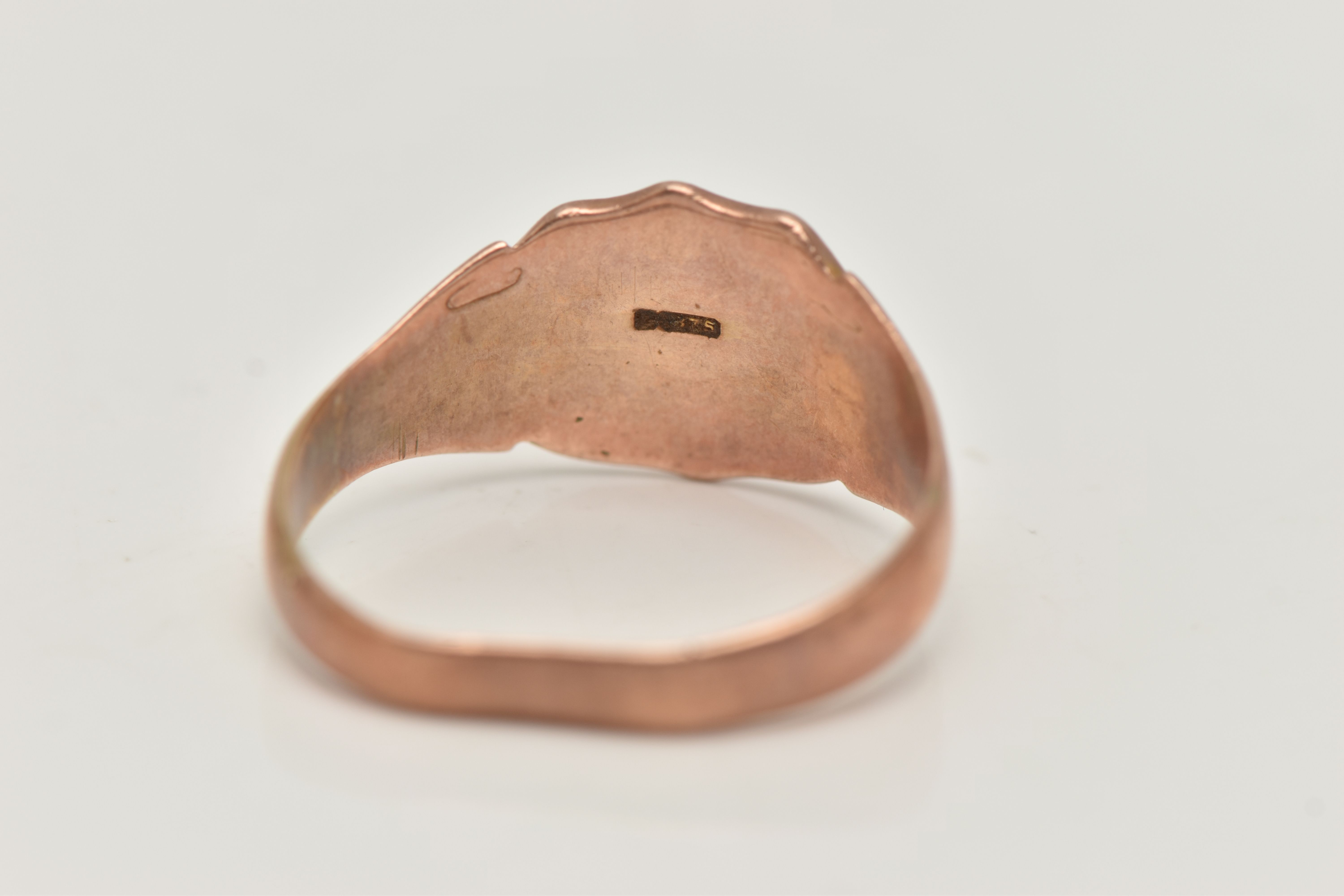A GENTS 9CT ROSE GOLD SIGNET RING, engraved shield signet, textured shoulders leading onto a - Image 3 of 4