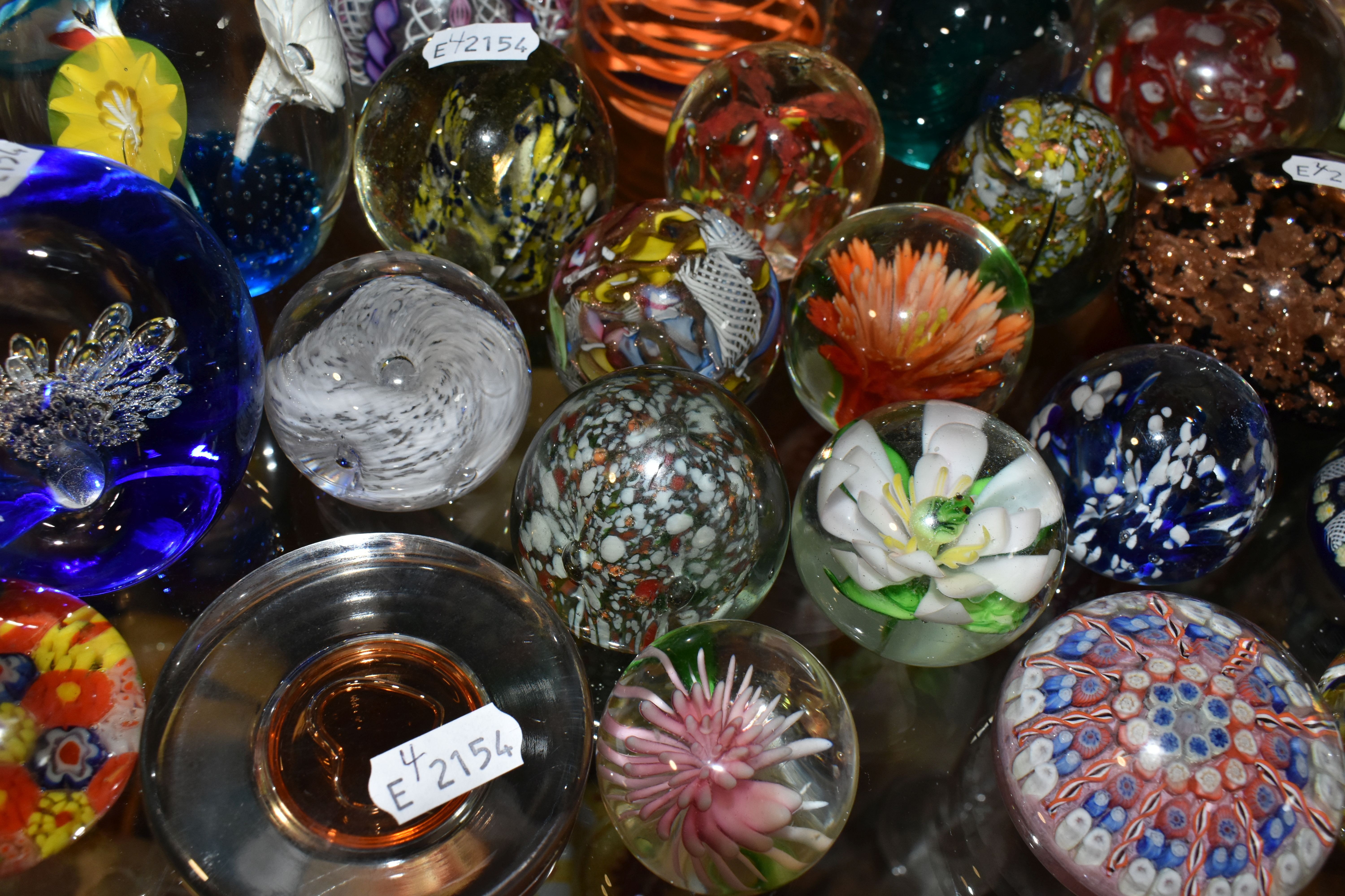 TWENTY EIGHT PAPERWEIGHTS, including millefiori, latticino, controlled bubbles, faceted, metallic - Image 5 of 14