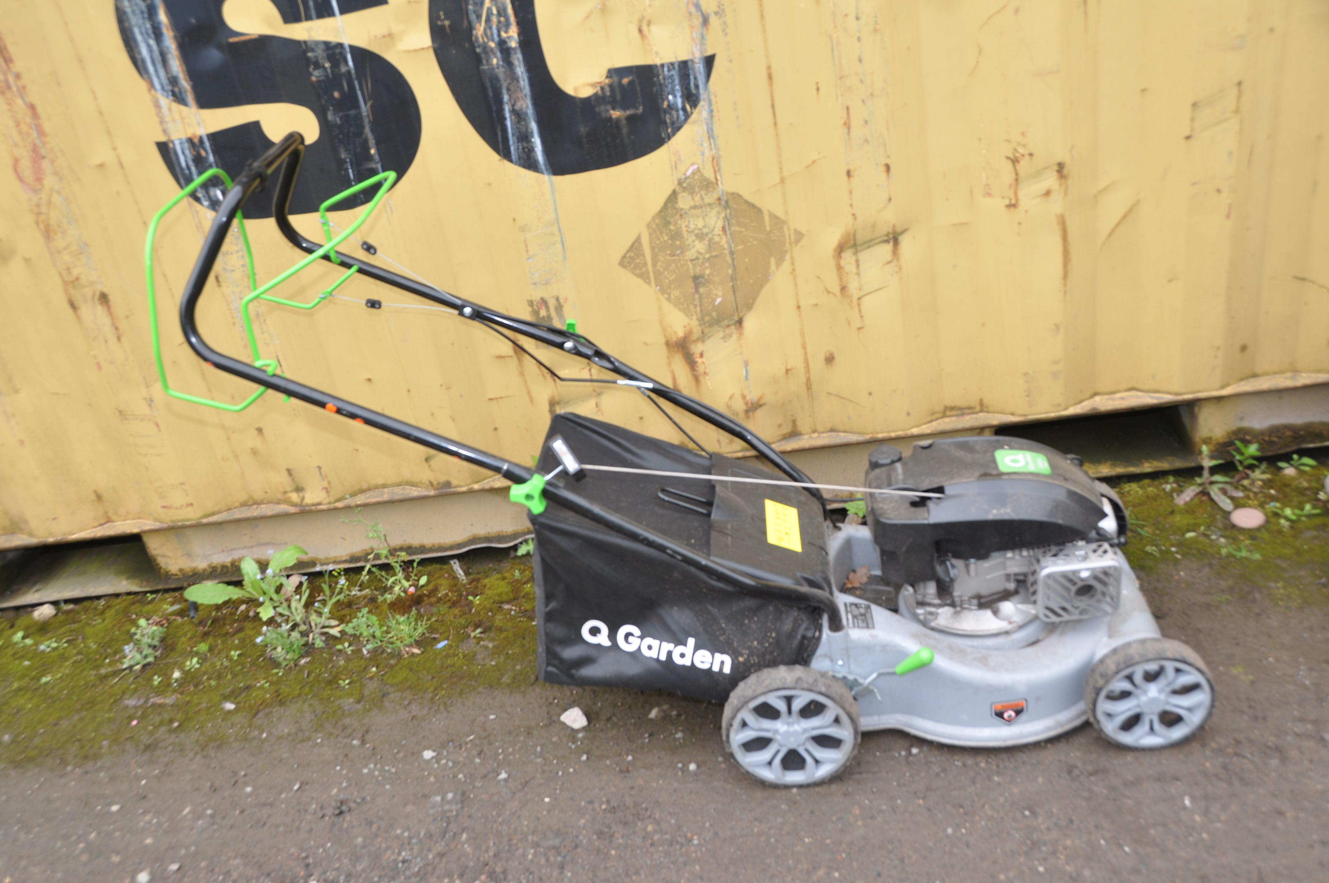 A Q GARDEN QG40-145SP SELF PROPELLED PETROL LAWN MOWER with collection box (engine pulls and