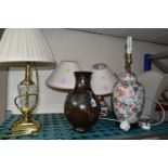 A GROUP OF TABLE LAMPS AND A CLOISONNÉ VASE, comprising four assorted table lamps with shades and