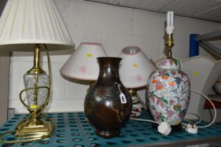 A GROUP OF TABLE LAMPS AND A CLOISONNÉ VASE, comprising four assorted table lamps with shades and